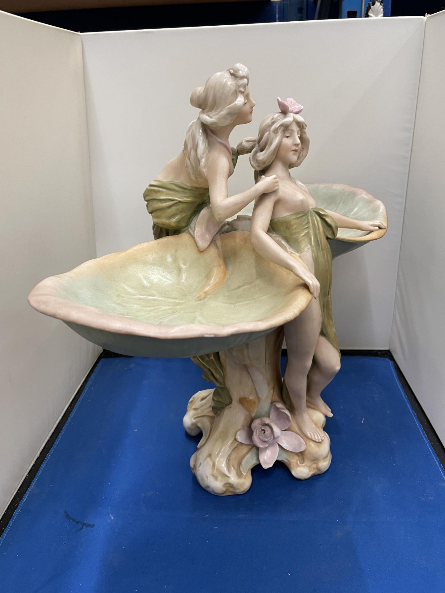 A ROYAL DUX ART NOUVEAU CENTRE PIECE MODELLED AS SCANTILY CLAD WATER NYMPHS FLANKED BY LILY PADS - Image 3 of 6