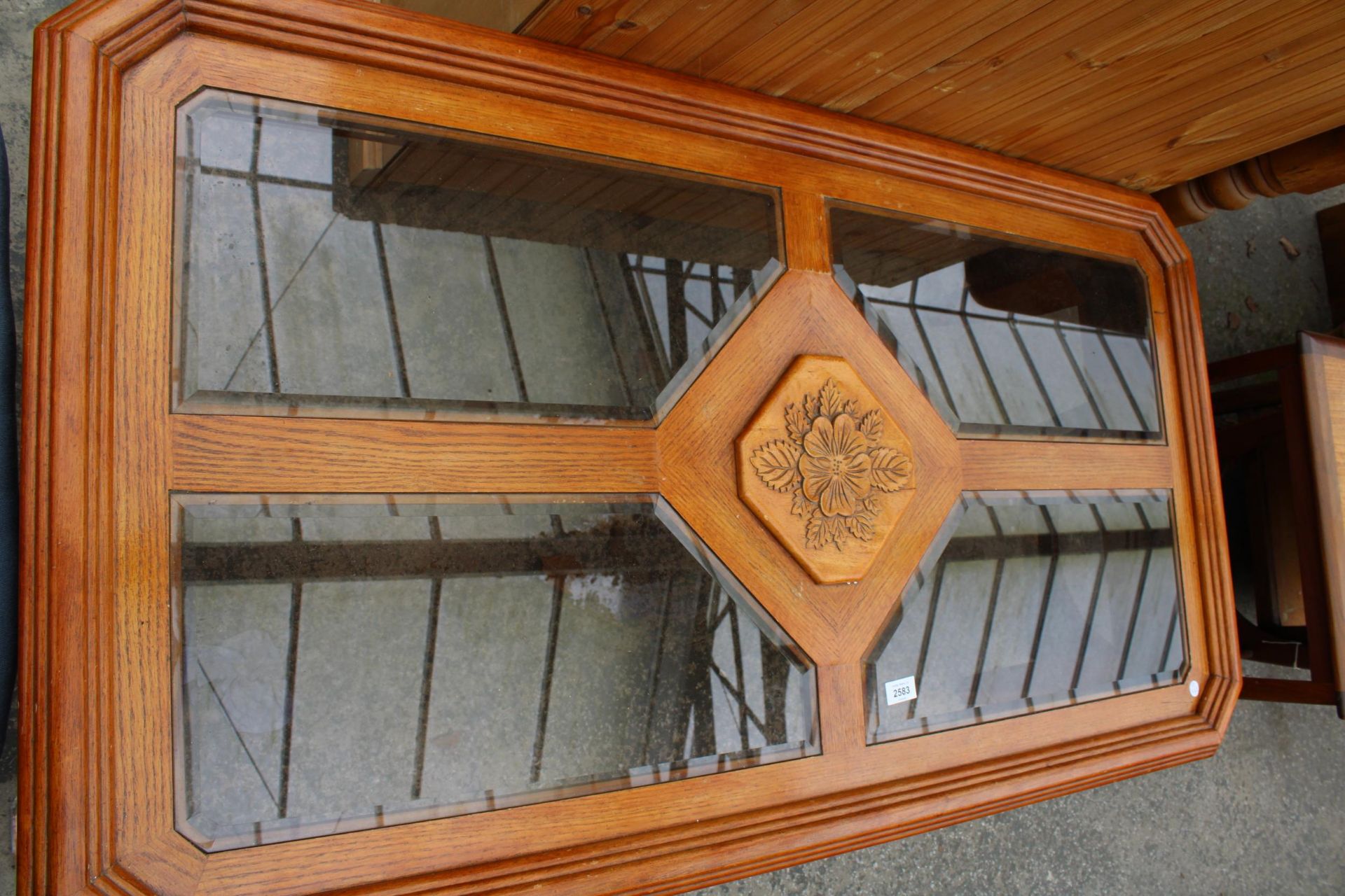 A MODERN OAK AND HARDWOOD COFFEE TABLE WITH INSET GLASS AND CARVED TOP, 52" X 28" - Image 3 of 3