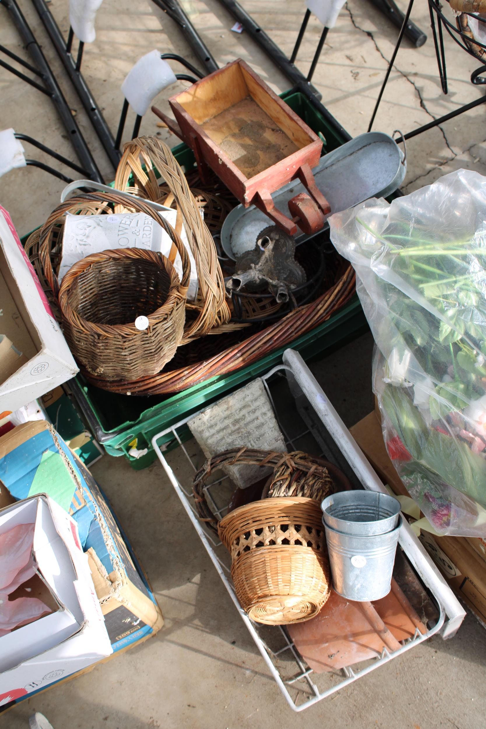 A LARGE ASSORTMENT OF GARDEN ITEMS TO INCLUDE METAL PLANT BASKETS, ARTIFICIAL FLOWERS AND WICKER - Image 3 of 4