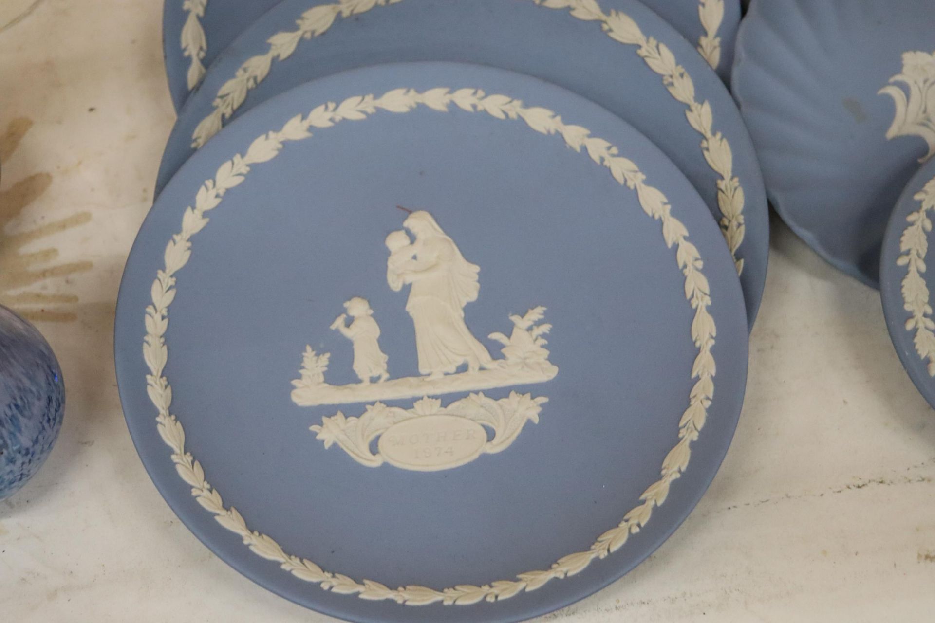 A LARGE COLLECTION OF WEDGWOOD POWDER BLUE JASPERWARE, TO INCLUDE CABINET PLATES, LARGE BOWLS, PIN - Image 3 of 10