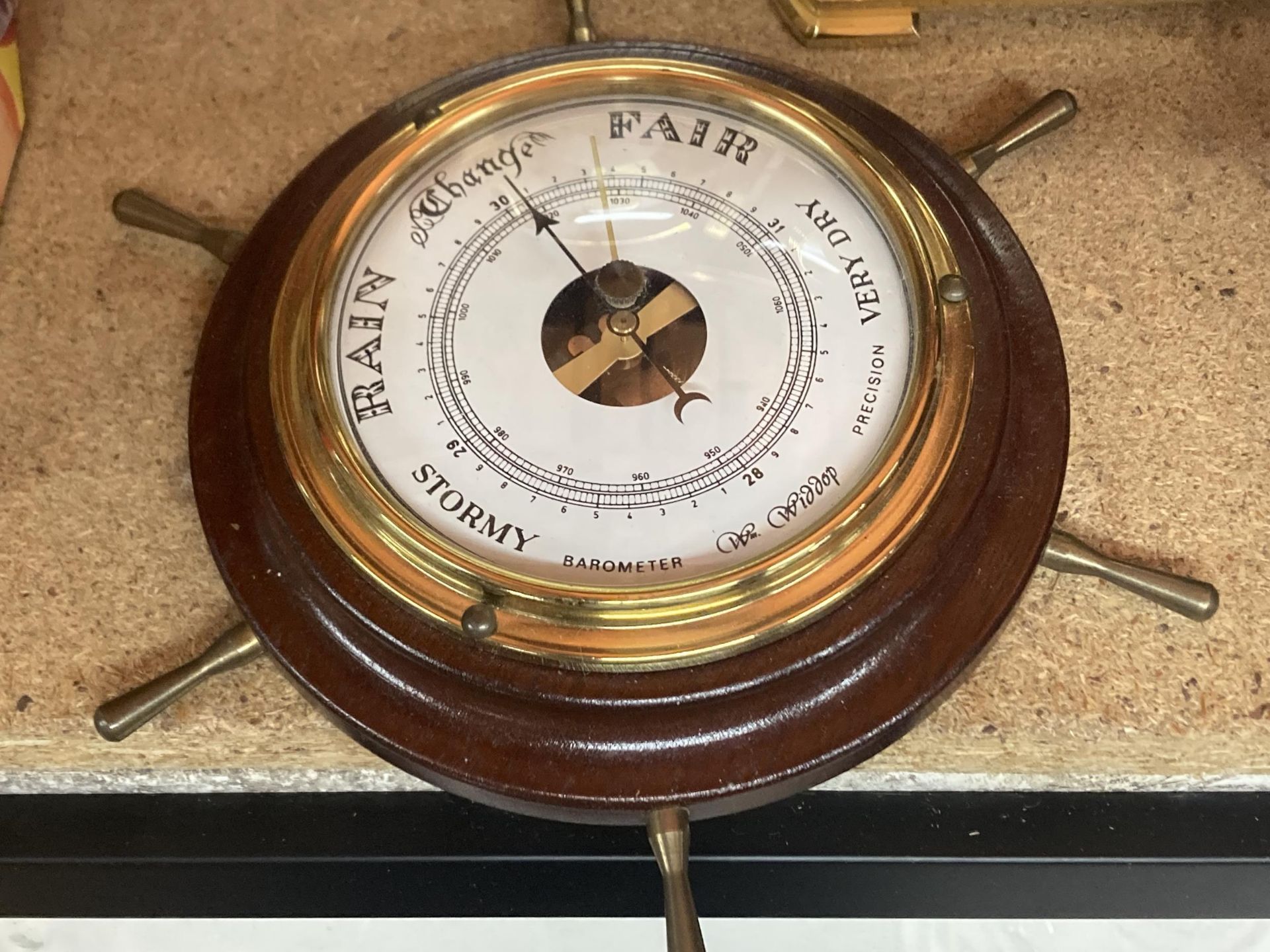 A MIXED LOT TO INCLUDE TWO CLOCKS A VINTAGE SHORTLANDS SHIP WHEEL BAROMETER PLUS BOXED COMPASS - Image 3 of 5