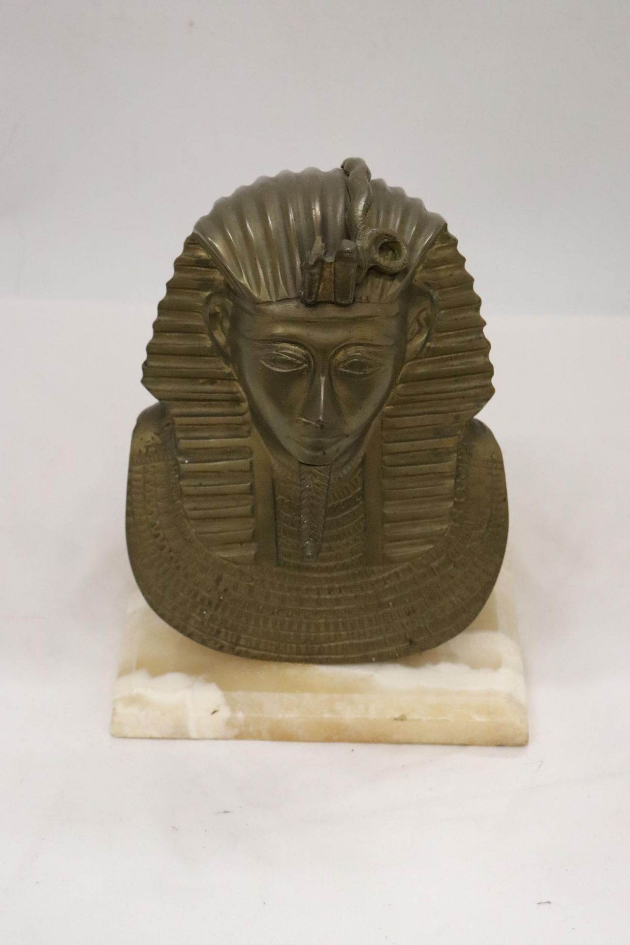 A LARGE HEAVY EGYPTIAN HEAD ON MARBLE BASE - Bild 2 aus 6