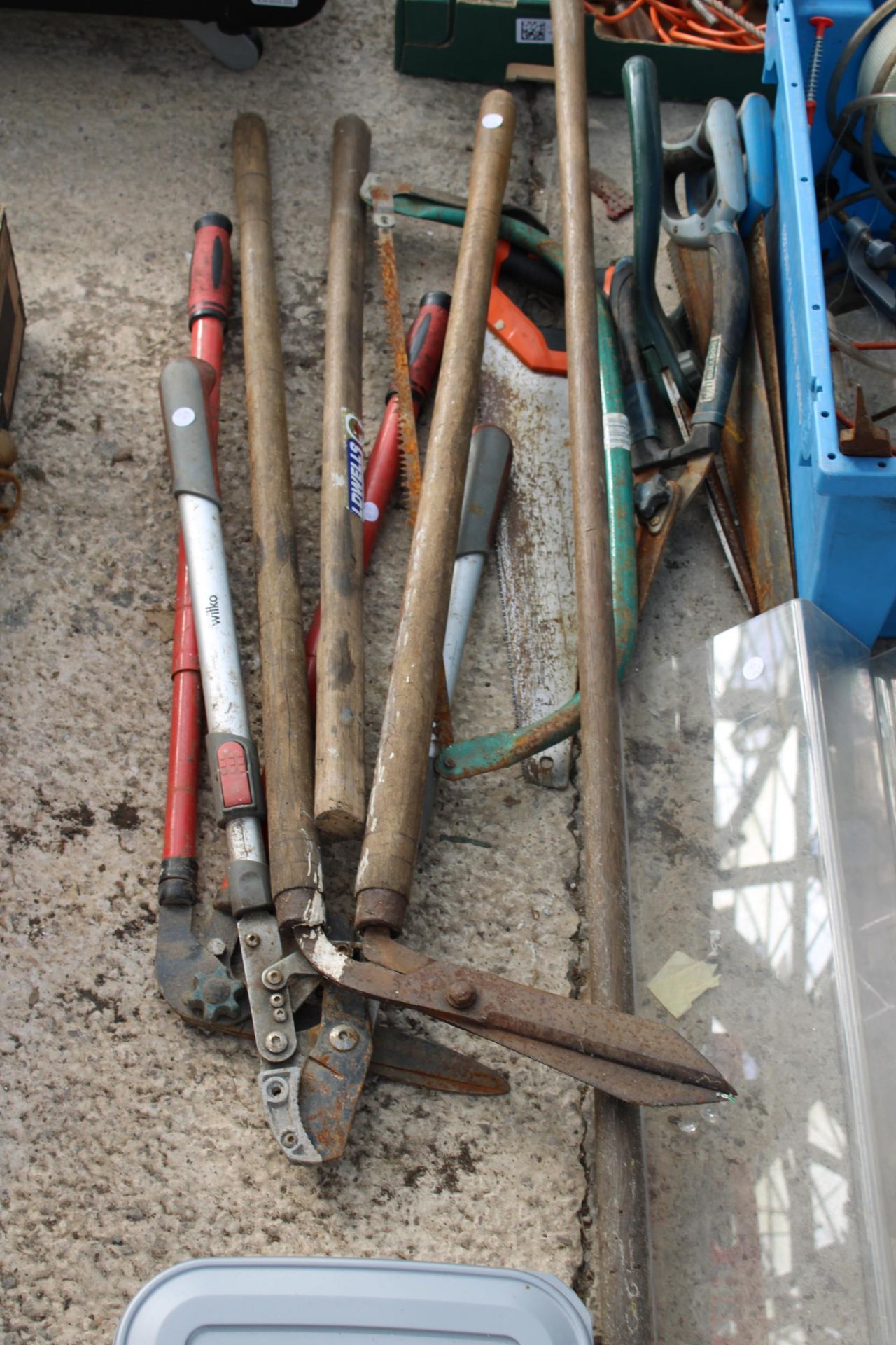 AN ASSORTMENT OF GARDEN TOOLS TO INCLUDE EDGING SHEARS, SAWS AND HOES ETC - Image 2 of 3