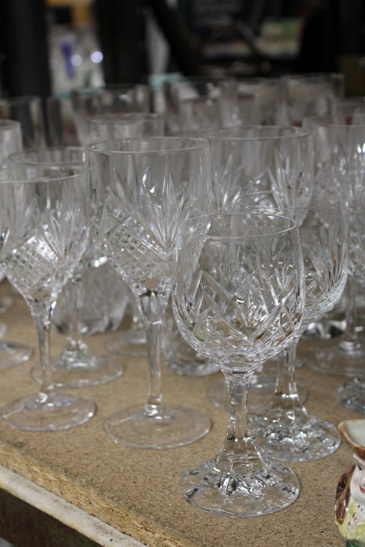 A QUANTITY OF CUT GLASS, GLASSES TO INCLUDE CHAMPAGNE FLUTES, WINE, BRANDY, SHERRY, ETC - Image 4 of 5