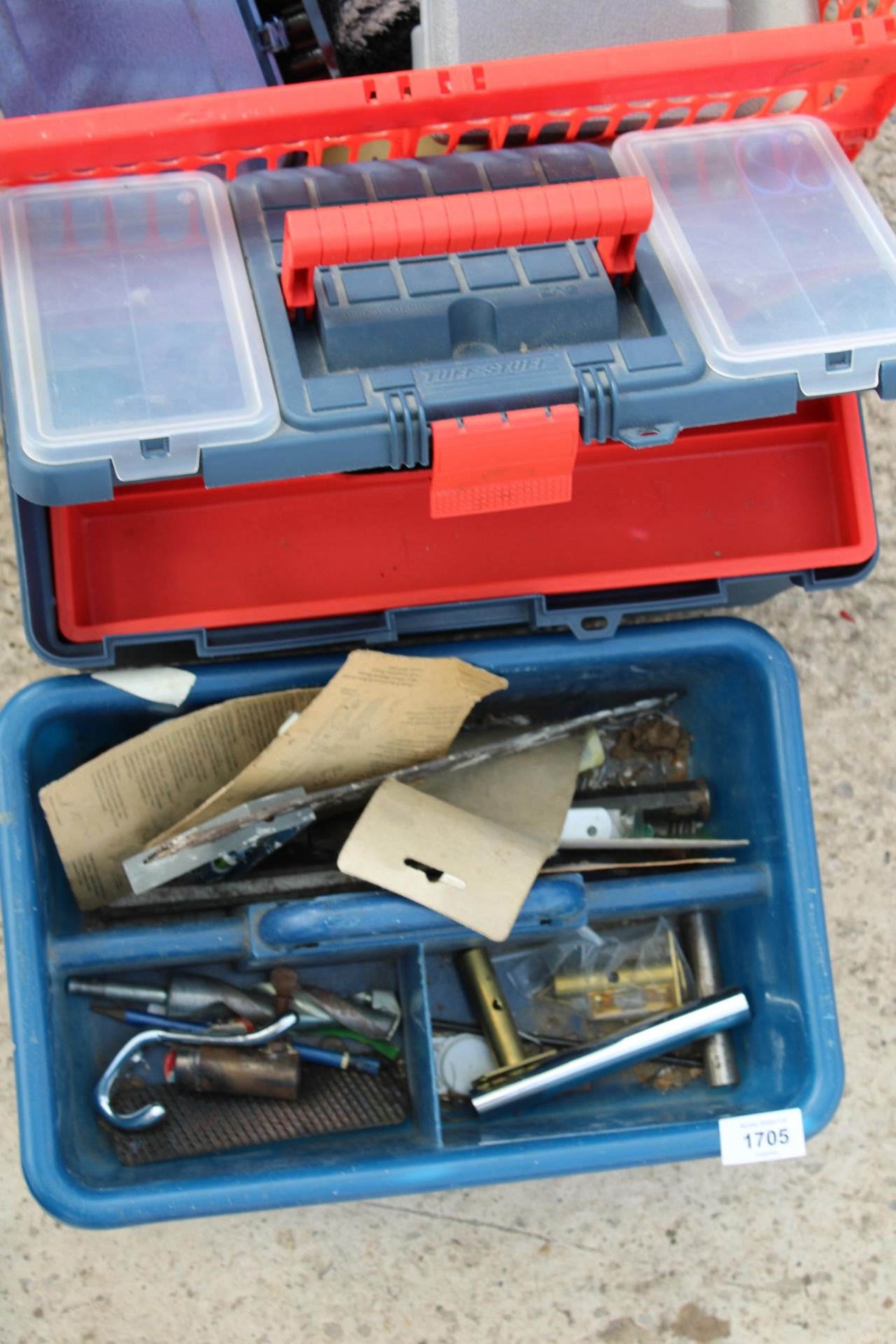 AN ASSORTMENT OF TOOLS TO INCLUDE A HACKSAW, A BATTERY DRILL AND DRILL BITS ETC - Bild 3 aus 3