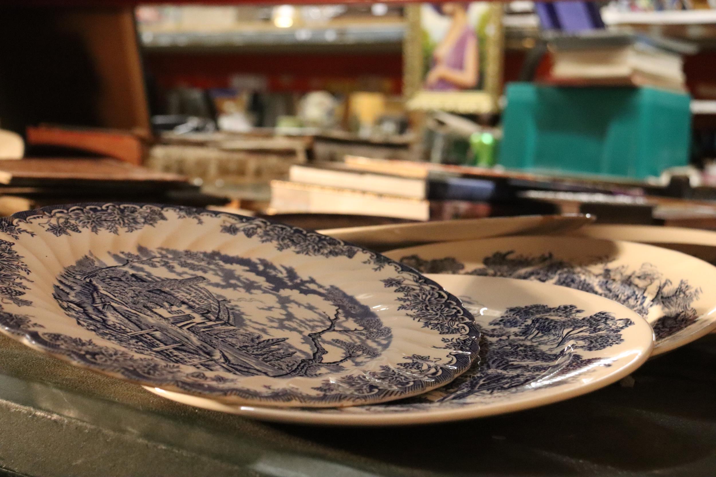 A COLELCTION OF BLUE AND WHITE PLATES TO INCLUDE WEDGWOOD, WILLOW PATTERN, ETC - Image 11 of 12