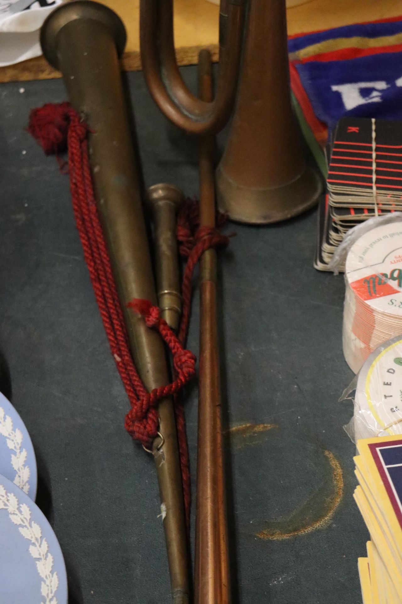 THREE VINTAGE COPPER HORNS TO INCLUDE A HUNTING HORN AND A BUGLE - Image 3 of 10