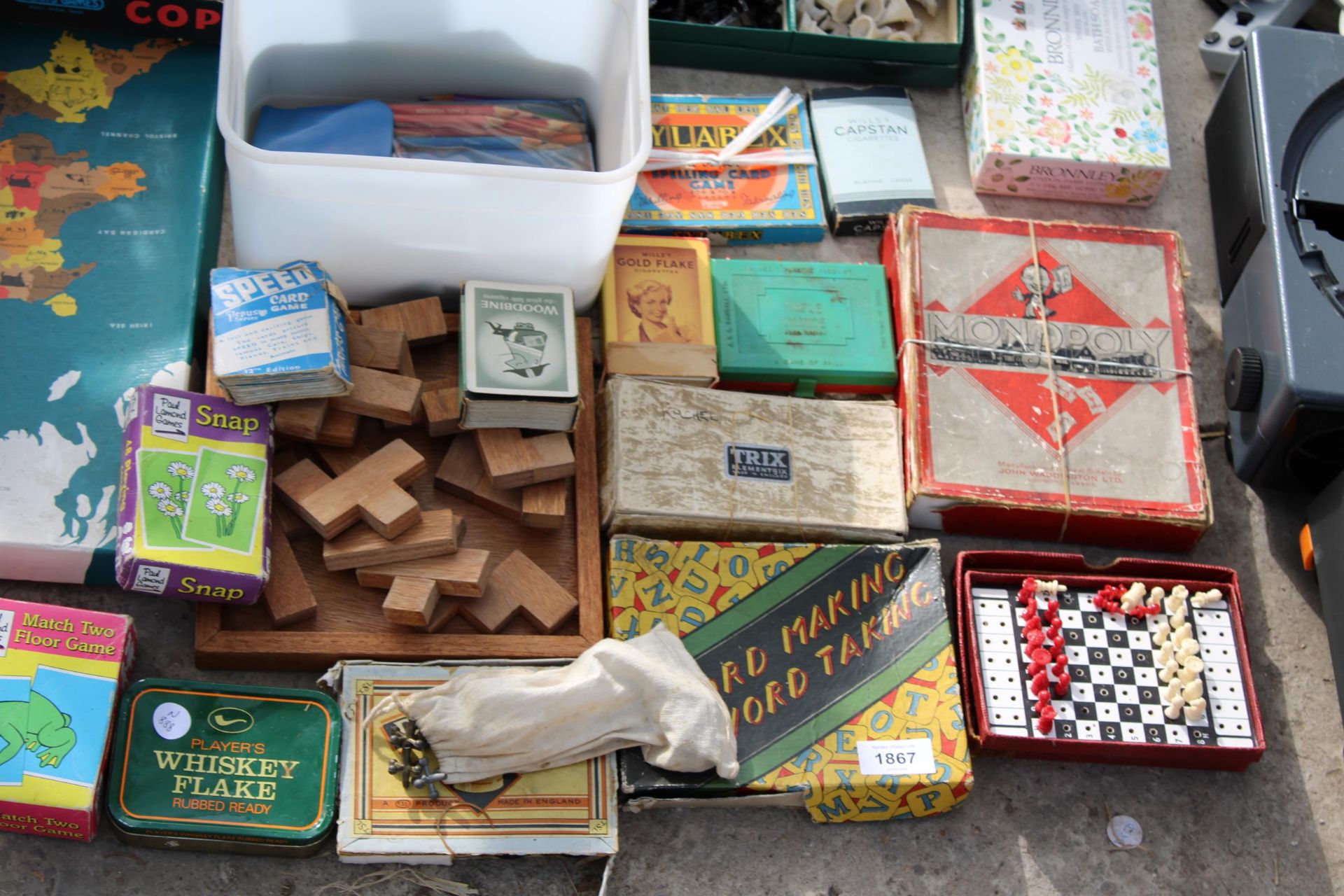 AN ASSORTMENT OF VINTAGE GAMES TO INCLUDE TRAVEL CHESS, PLAYING CARDS, HOUSING DRIVE AND COPPIT ETC - Image 2 of 4
