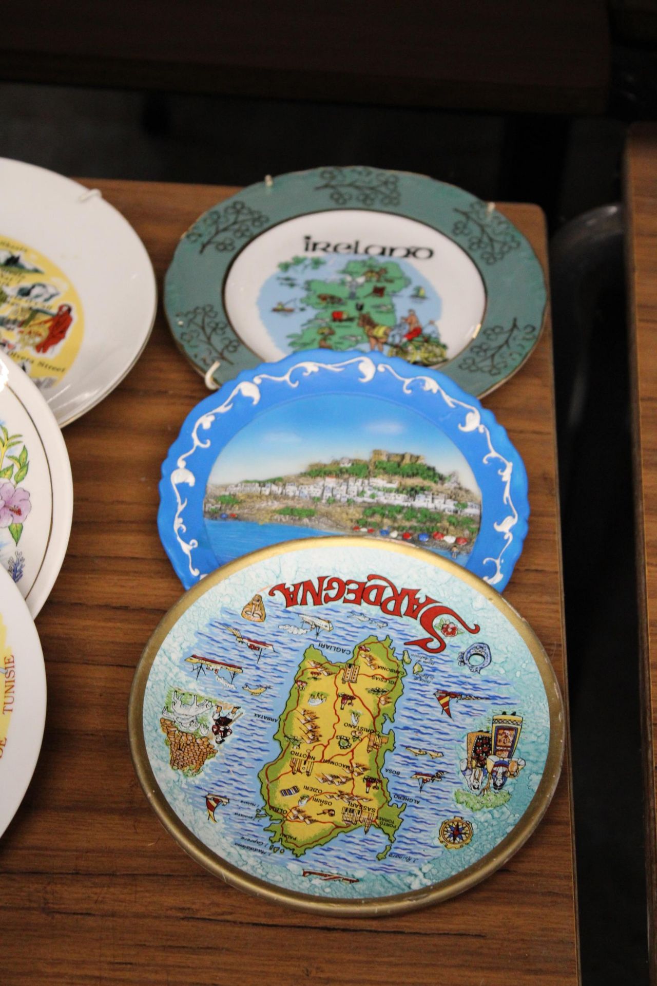 A COLLECTION OF TOURIST CABINET PLATES - 17 IN TOTAL - Image 2 of 4