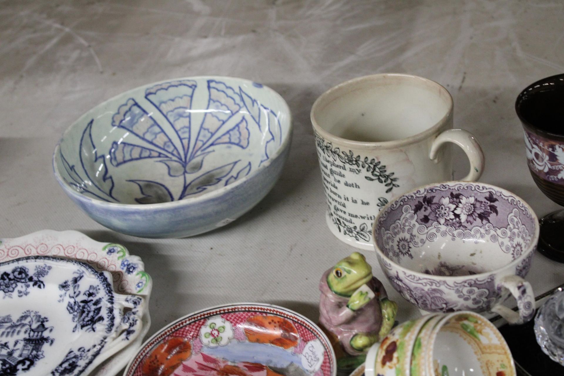 A MIXED LOT OF VINTAGE CERAMICS TO INCLUDE ORIENTAL DISHES, A FRANZ PORCELAIN CUP, CUPS, PLATES, ETC - Image 2 of 3