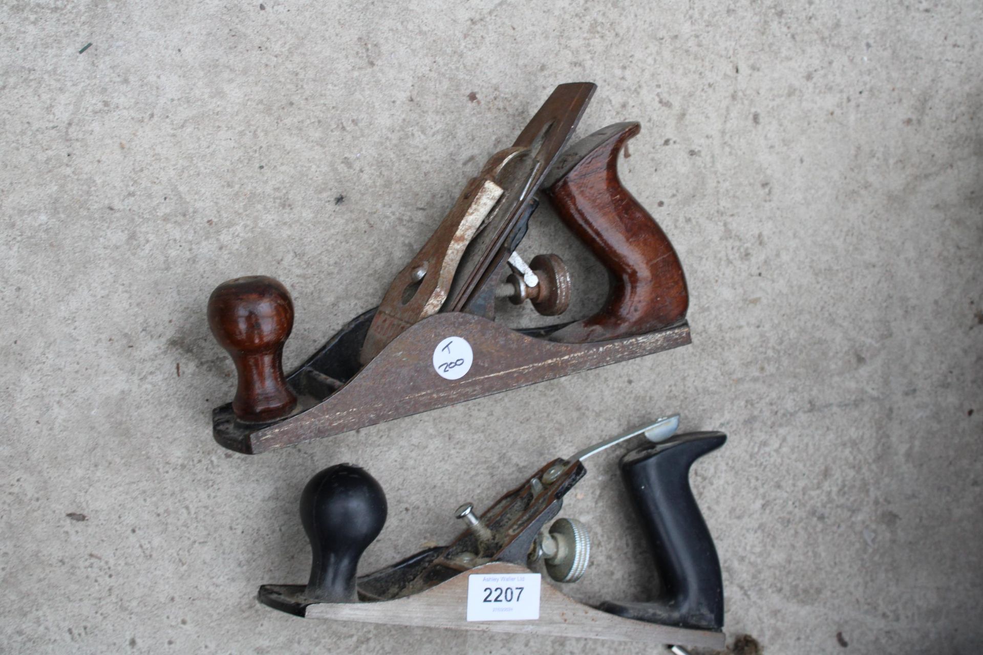 AN ASSORTMENT OF TOOLS TO INCLUDE THREE WOOD PLANES - Image 2 of 3