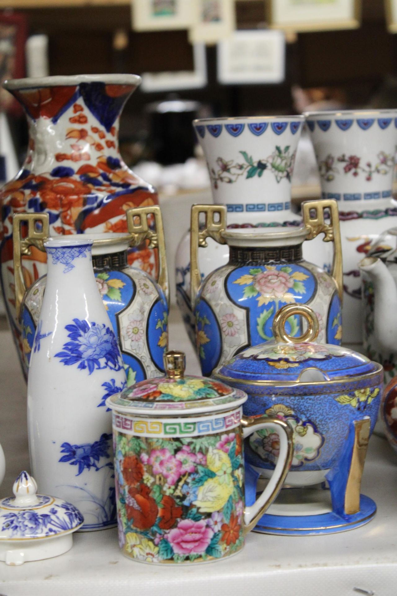 A LARGE QUANTITY OF CERAMICS TO INCLUDE ORIENTAL STYLE VASES AND TEAPOTS PLUS VINTAGE FRENCH - Bild 3 aus 6