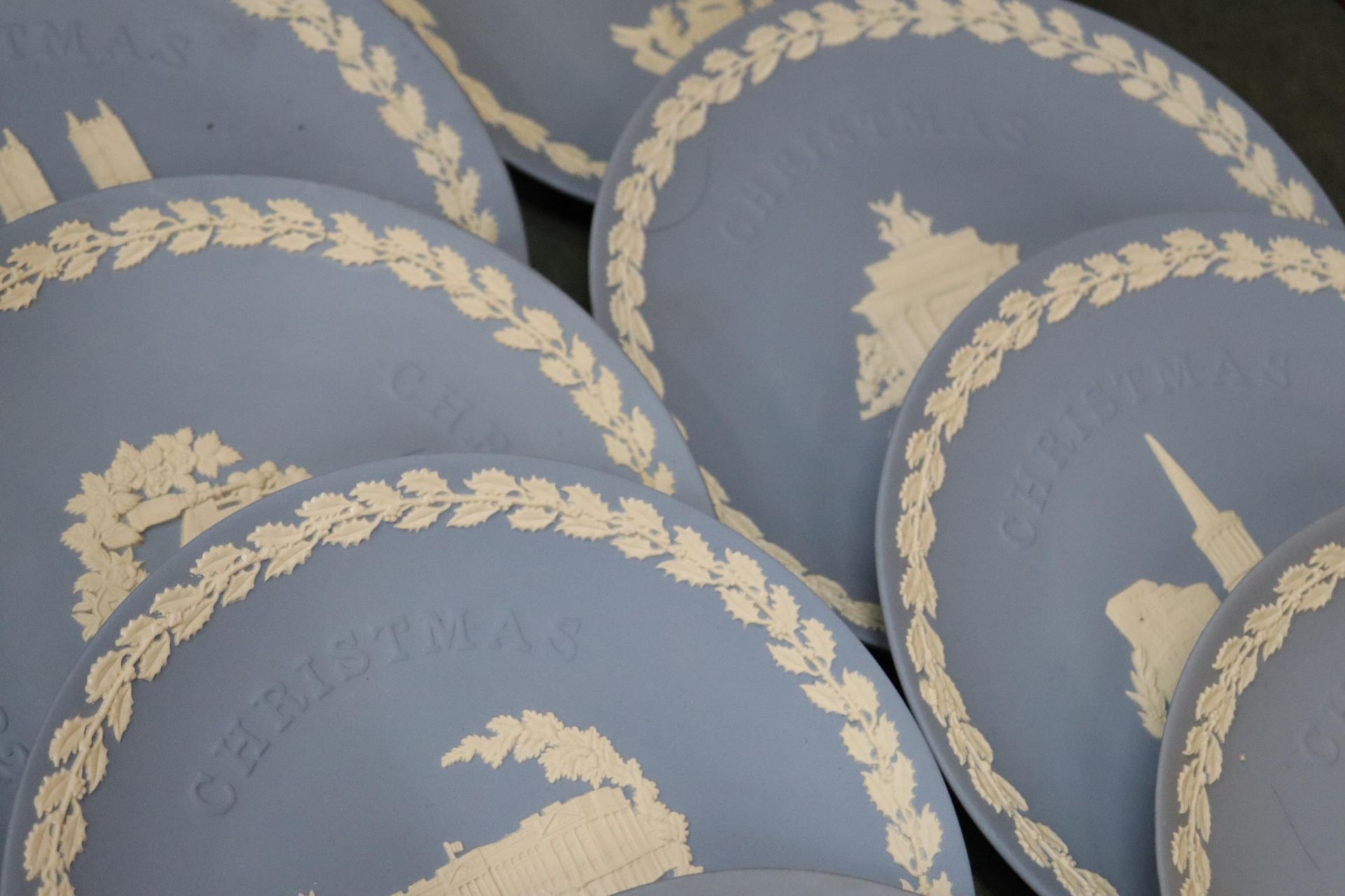 A COLLECTION OF POWDER BLUE WEDGWOOD JASPERWARE CABINET PLATES PLUS STANDS - 11 IN TOTAL - Image 8 of 10