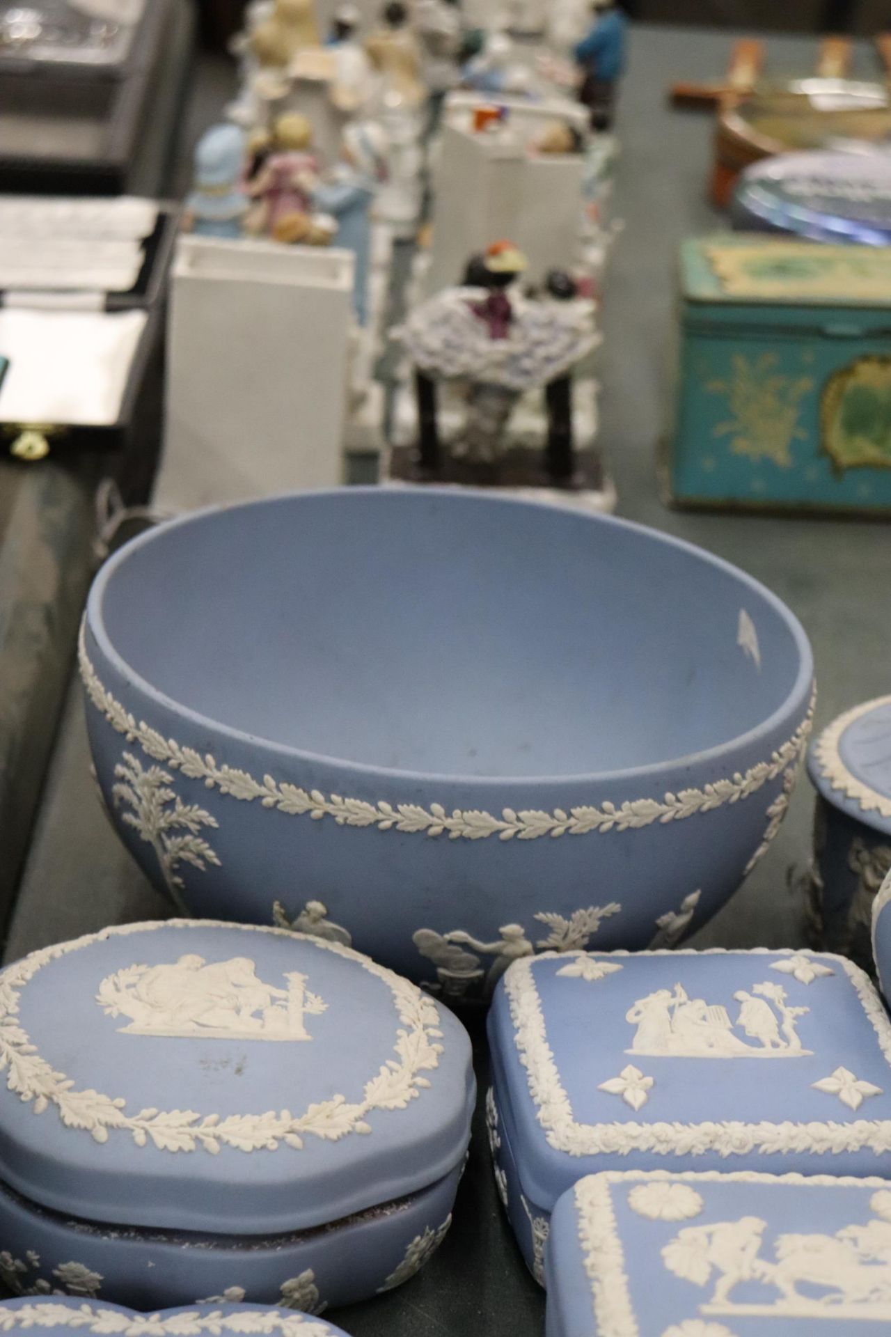 A COLLECTION OF POWDER BLUE WEDGWOOD JASPERWARE TO INCLUDE PIN TRAYS, TRINKET BOXES, VASES, BOWLS, - Image 6 of 9