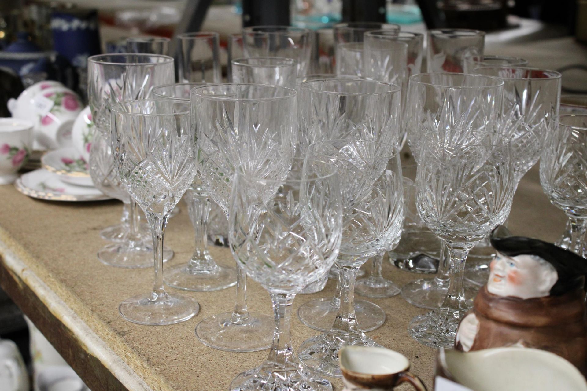 A QUANTITY OF CUT GLASS, GLASSES TO INCLUDE CHAMPAGNE FLUTES, WINE, BRANDY, SHERRY, ETC - Image 5 of 5