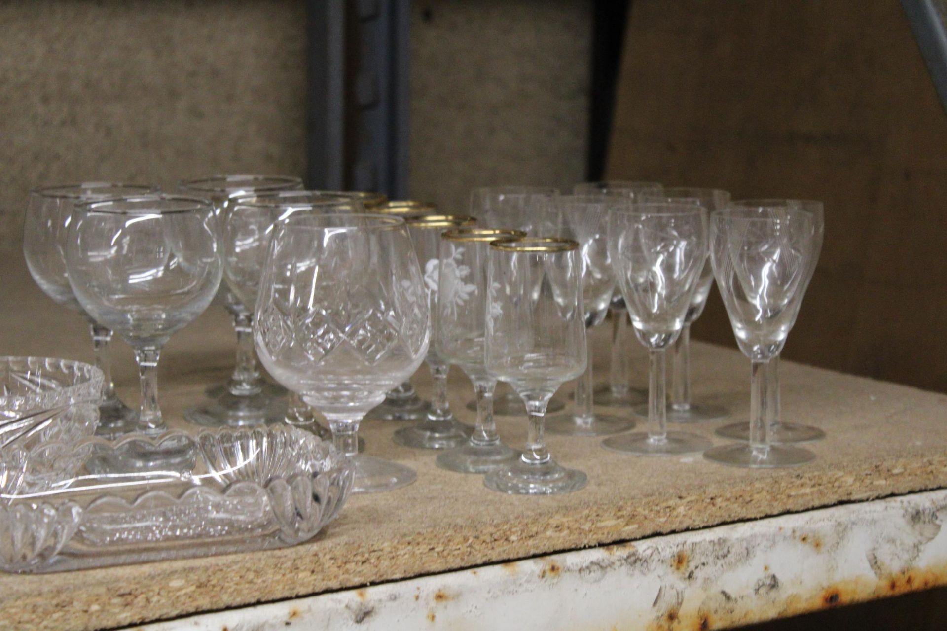 A QUANTITY OF GLASSWARE TO INCLUDE WINE GLASSES, SMALL GLASS POT WITH SILVER STAMPED RIM AND A LARGE - Image 2 of 2