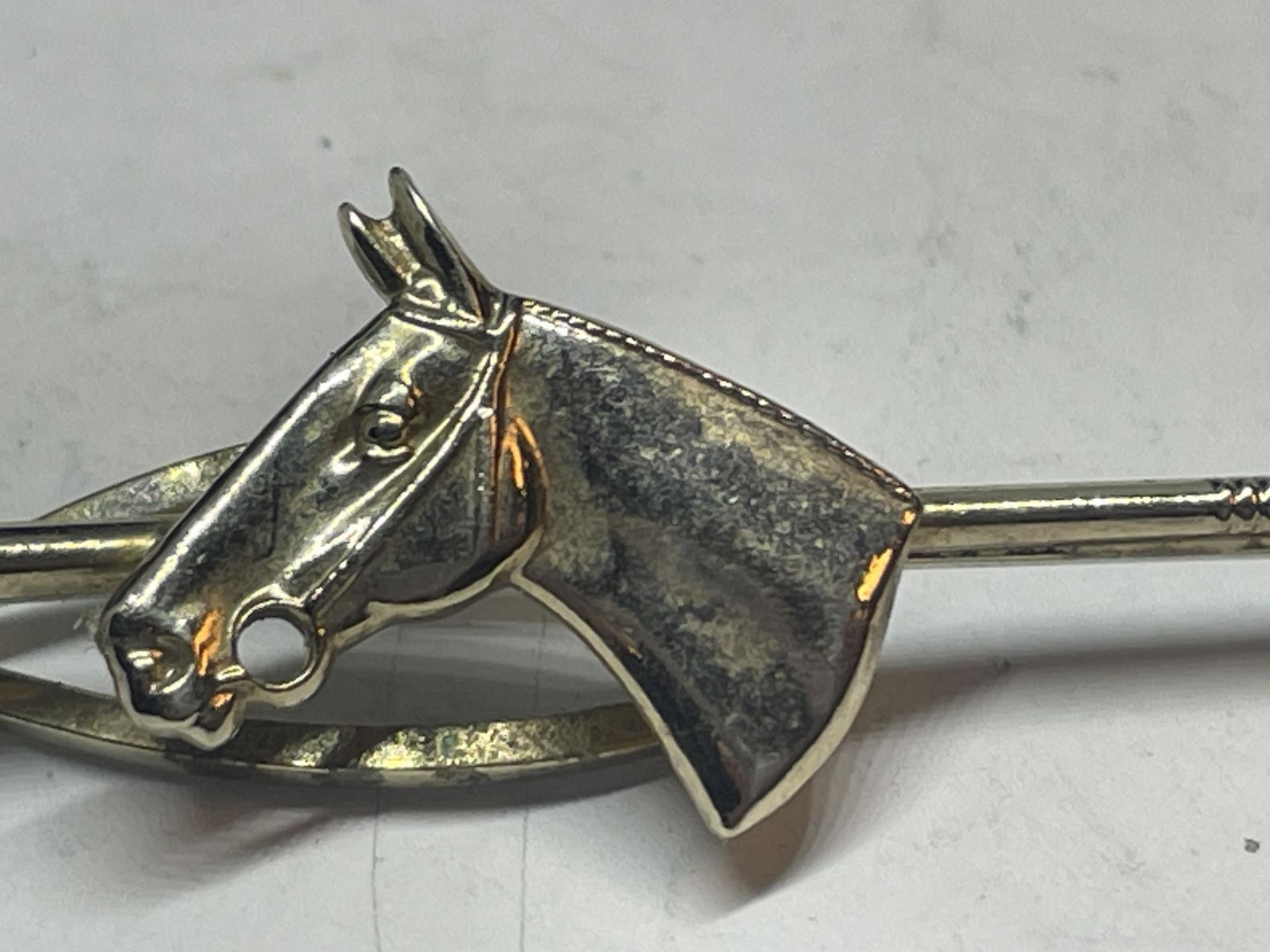 A VINTAGE STRATTON HORSE HEAD AND CROP TIE CLIP - Image 2 of 4