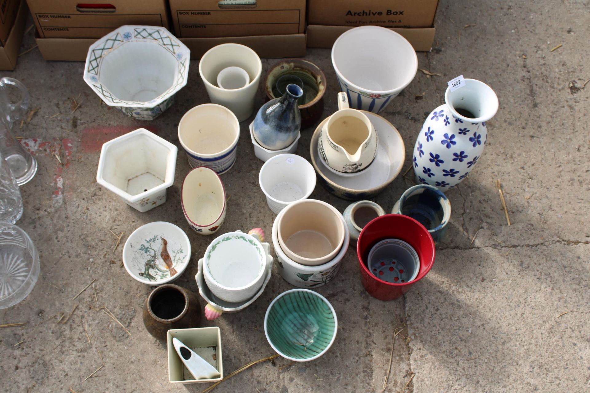 AN ASSORTMENT OF CERAMIC ITEMS TO INCLUDE PLANT POTS, A VASE AND JUGS ETC - Image 2 of 2
