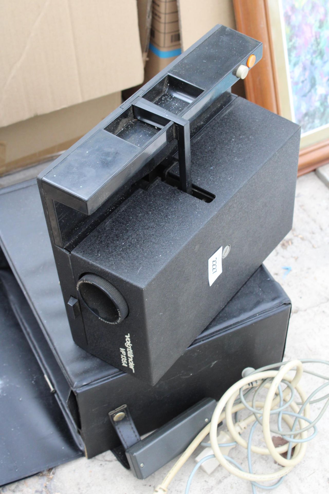 A VINTAGE PROJECTOR AND MOTOR - Image 4 of 4