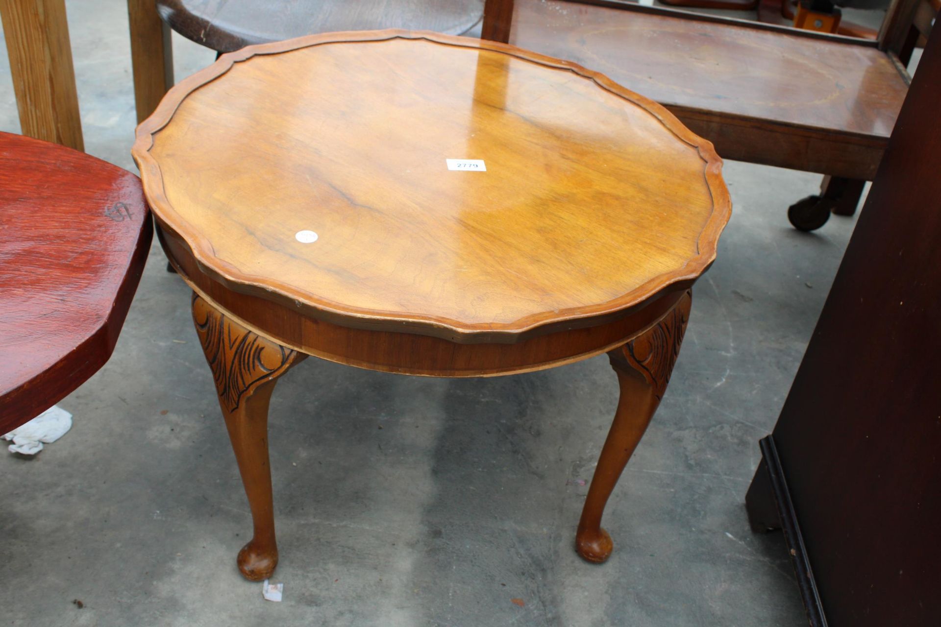 A MID 20TH CENTURY WALNUT PIE CRUST COFFEE TABLE ON CABRIOLE LEGS, 24"