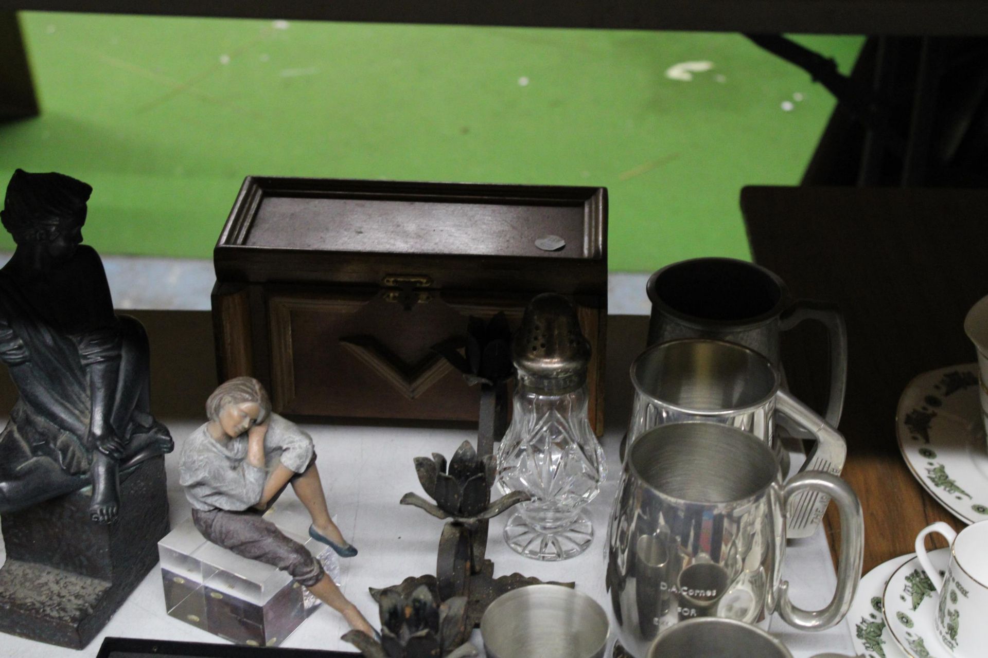 A MIXED LOT OF COLLECTABLES TO INCLUDE HIP FLASKS, TANKARDS, A FIGURINE ETC - Image 5 of 5