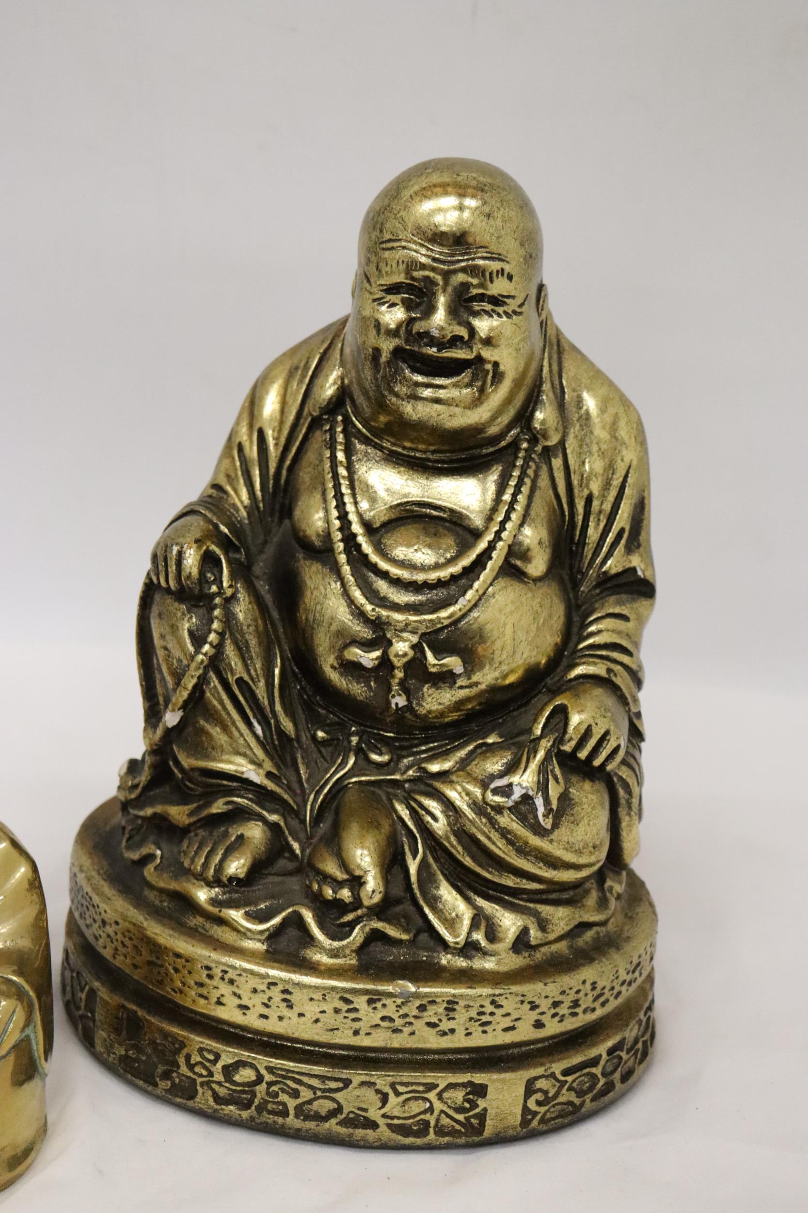 A LARGE RESIN LAUGHING BHUDDA TOGETHER WITH A SMALL BRASS LAUGHING BHUDDA - Image 3 of 7