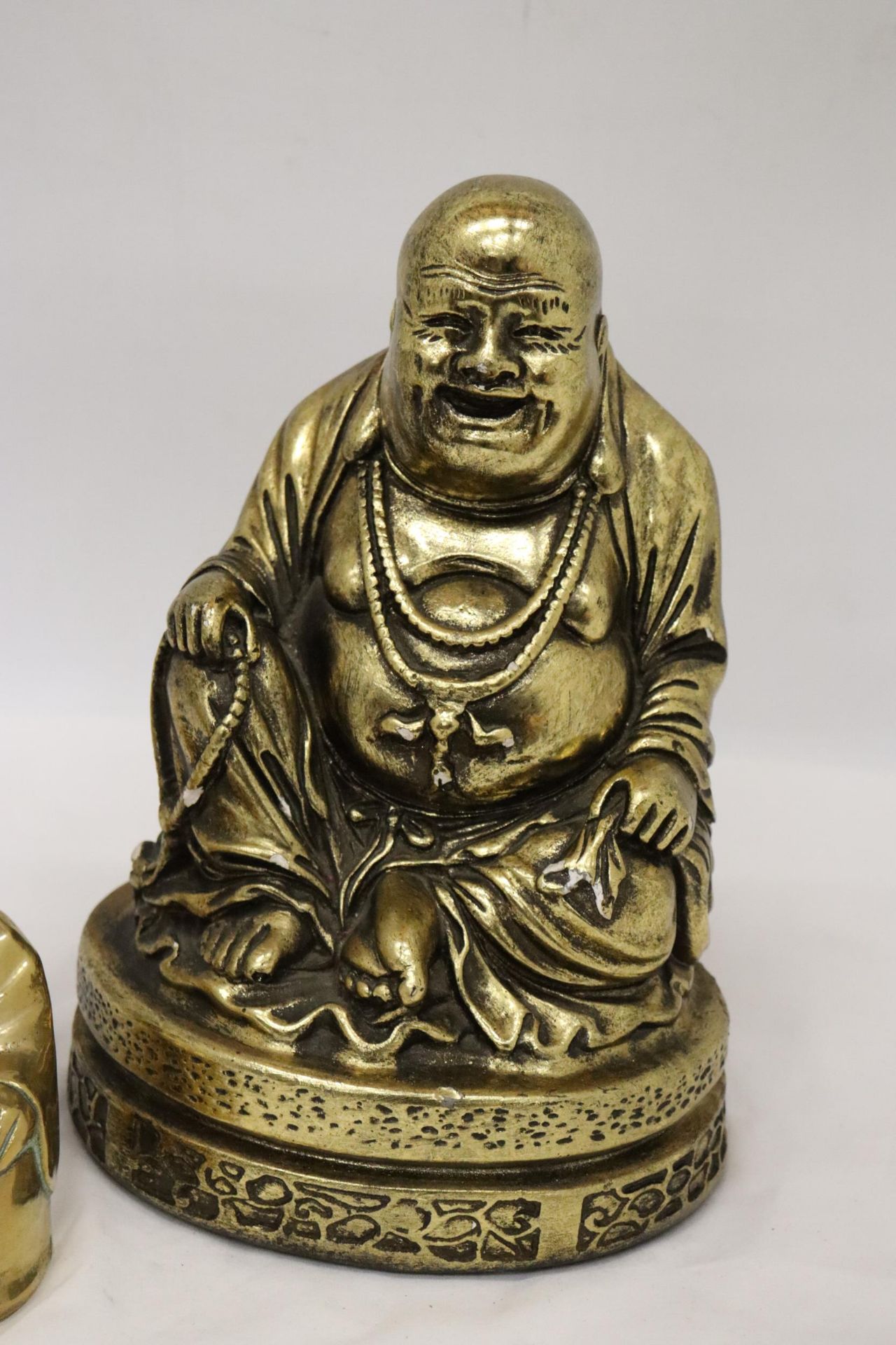 A LARGE RESIN LAUGHING BHUDDA TOGETHER WITH A SMALL BRASS LAUGHING BHUDDA - Bild 3 aus 7