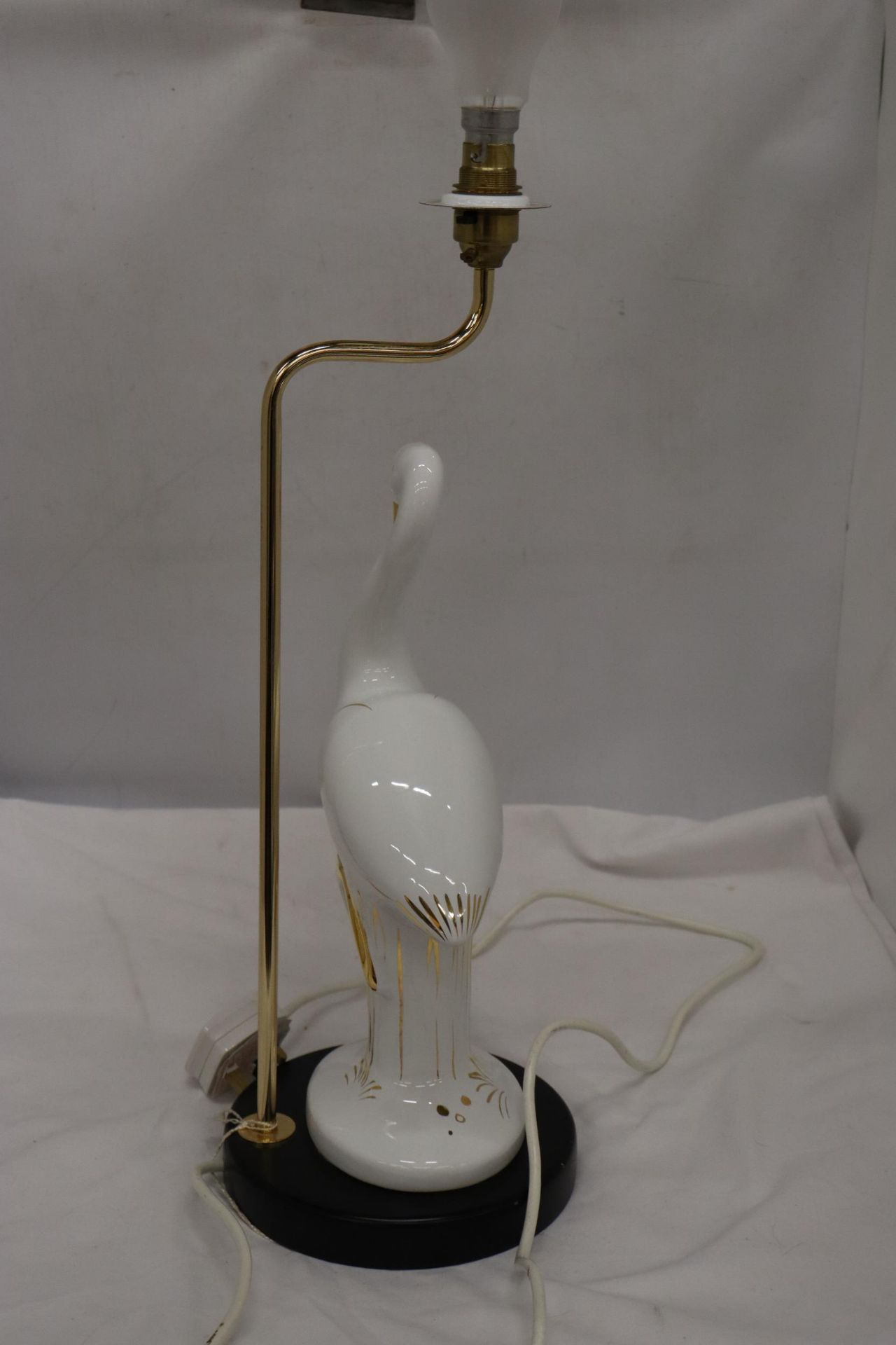 A CERAMIC WHITE AND GOLD STORK LAMP, WORKING AT TIME OF CATALOGUING, NO WARRANTY GIVEN, HEIGHT 47CM - Image 6 of 7