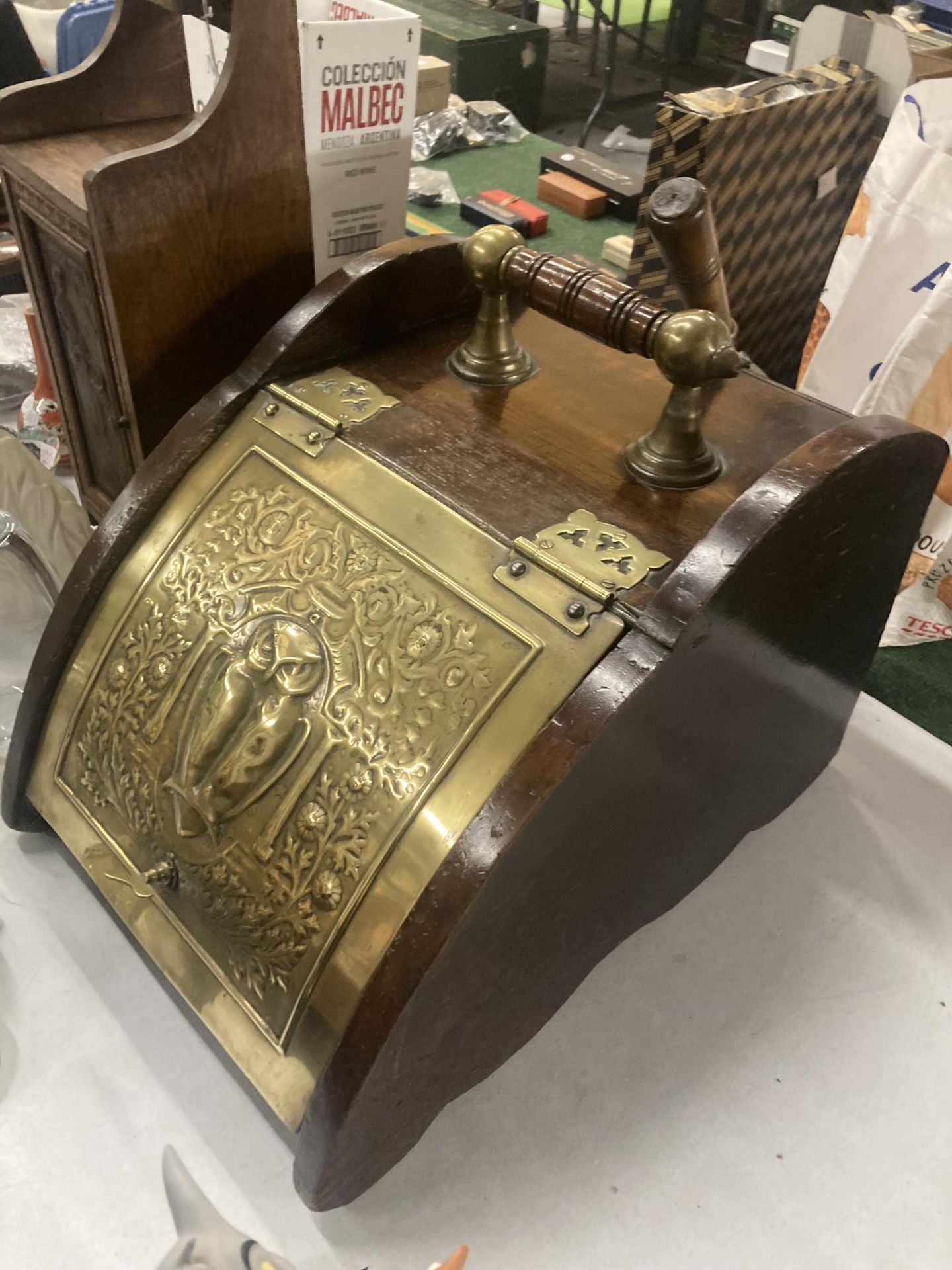 AN ARTS AND CRAFTS, MAHOGANY AND BRASS COAL SCUTTLE, WITH OWL DESIGN TO THE FRONT, PLUS A SHOVEL - Image 3 of 3