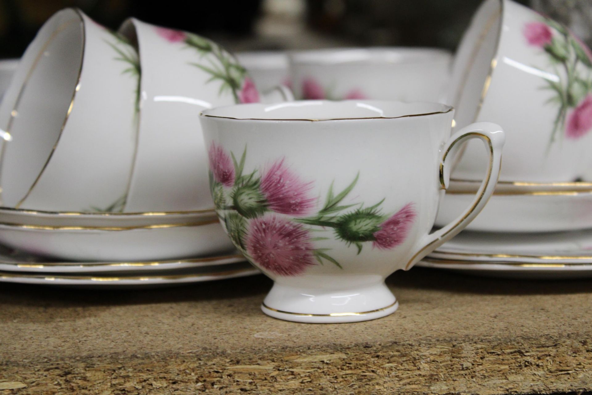 A COLCLOUGH ROSE PATTERNED PART CHINA TEASET, TO INCLUDE A CAKE PLATE, SUGAR BOWL, CUPS, SAUCERS AND - Bild 2 aus 5
