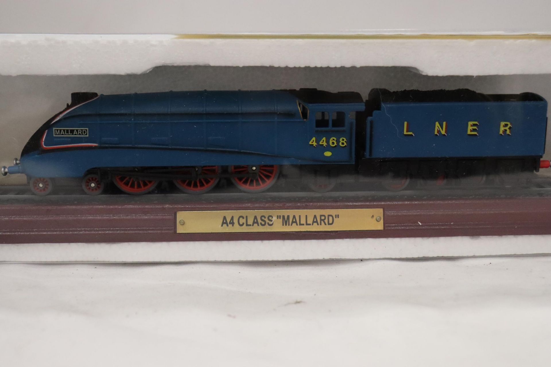 TWO MODEL LOCOS - Image 2 of 9