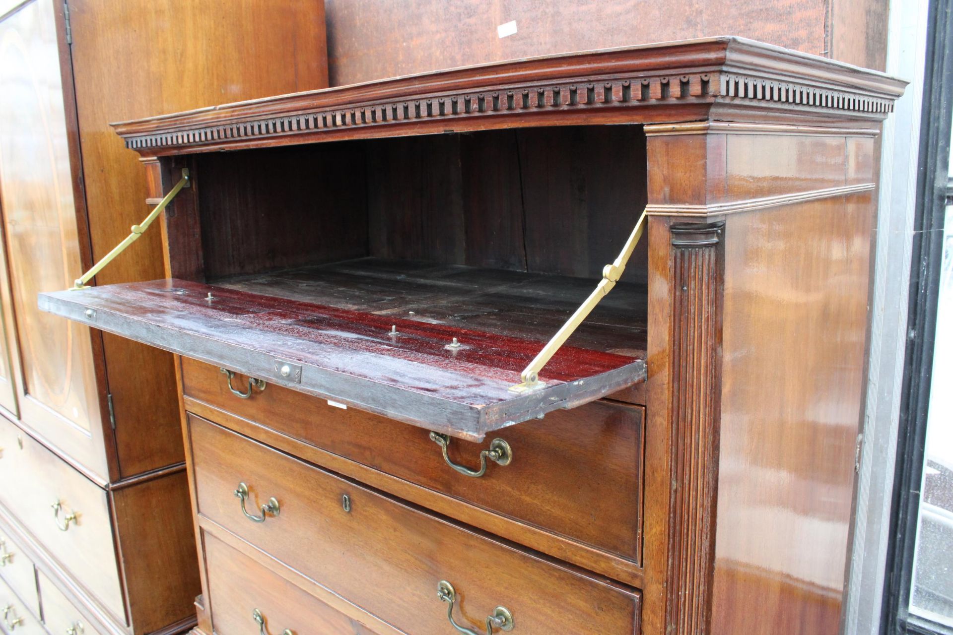 A 19TH CENTURY MAHOGANY AND INLAID CHEST ON CHEST WITH FOLD DOWN FLAP BEING TWO SHAM DRAWERS AND - Bild 4 aus 6