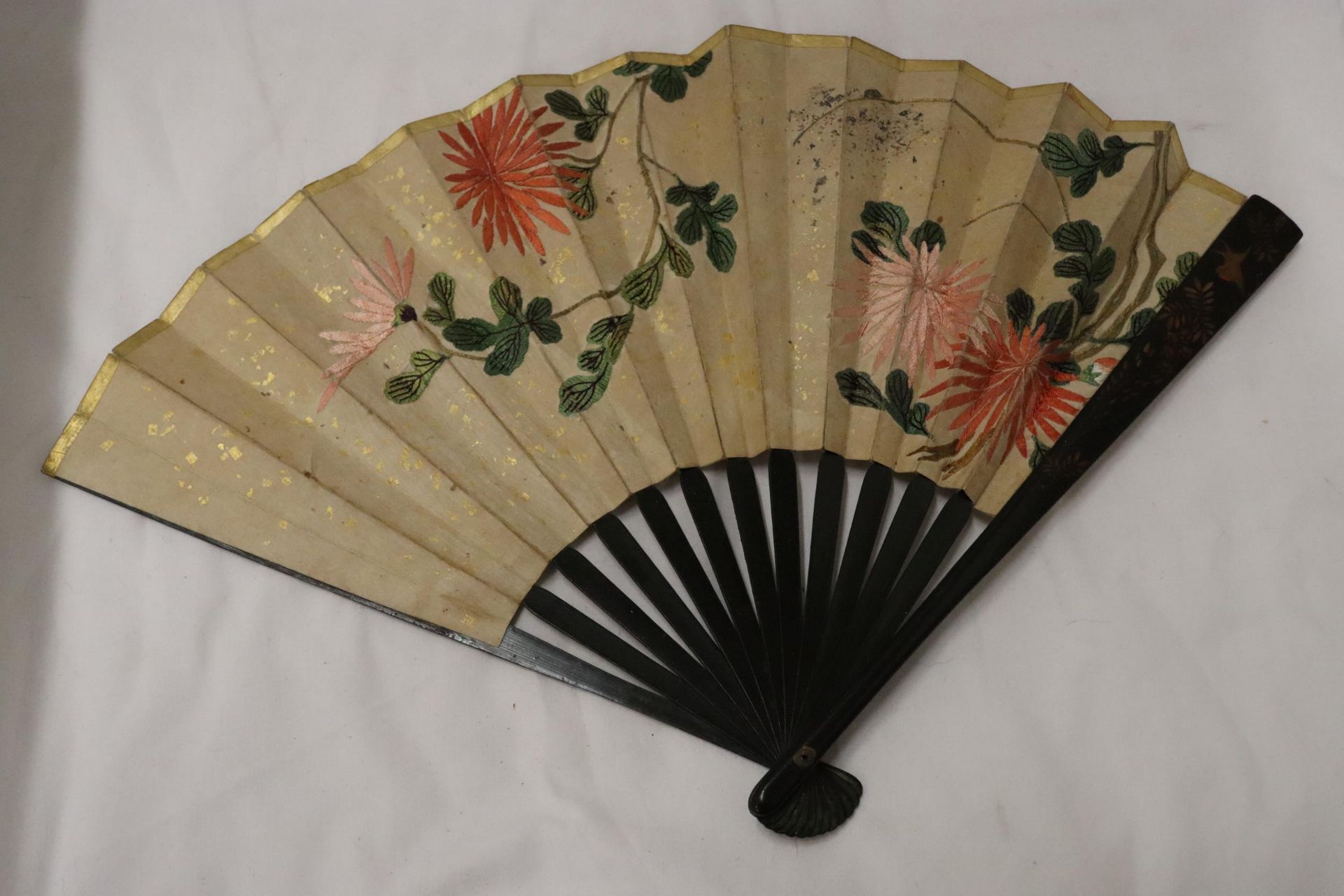 A CHINESE FAN WITH EMBROIDERED FLORAL DECORATION - Bild 2 aus 6