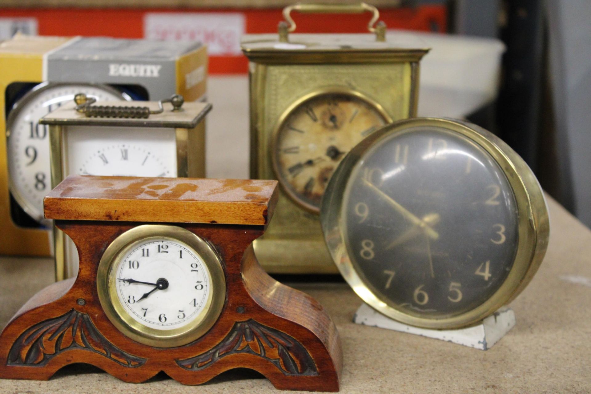 A QUANTITY OF VINTAGE MANTLE AND ALARM CLOCKS - 7 IN TOTAL - Image 4 of 5
