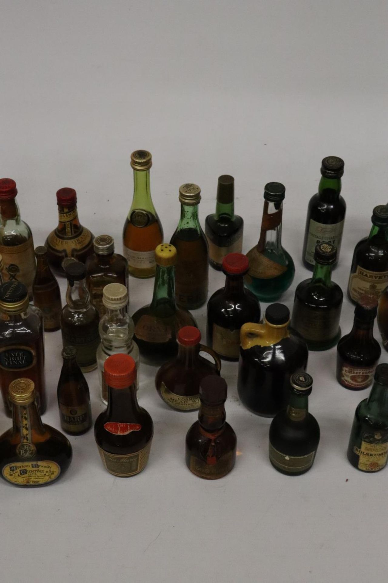 A LARGE QUANTITY OF MINIATURE BOTTLES OF ALCOHOL - Bild 4 aus 10