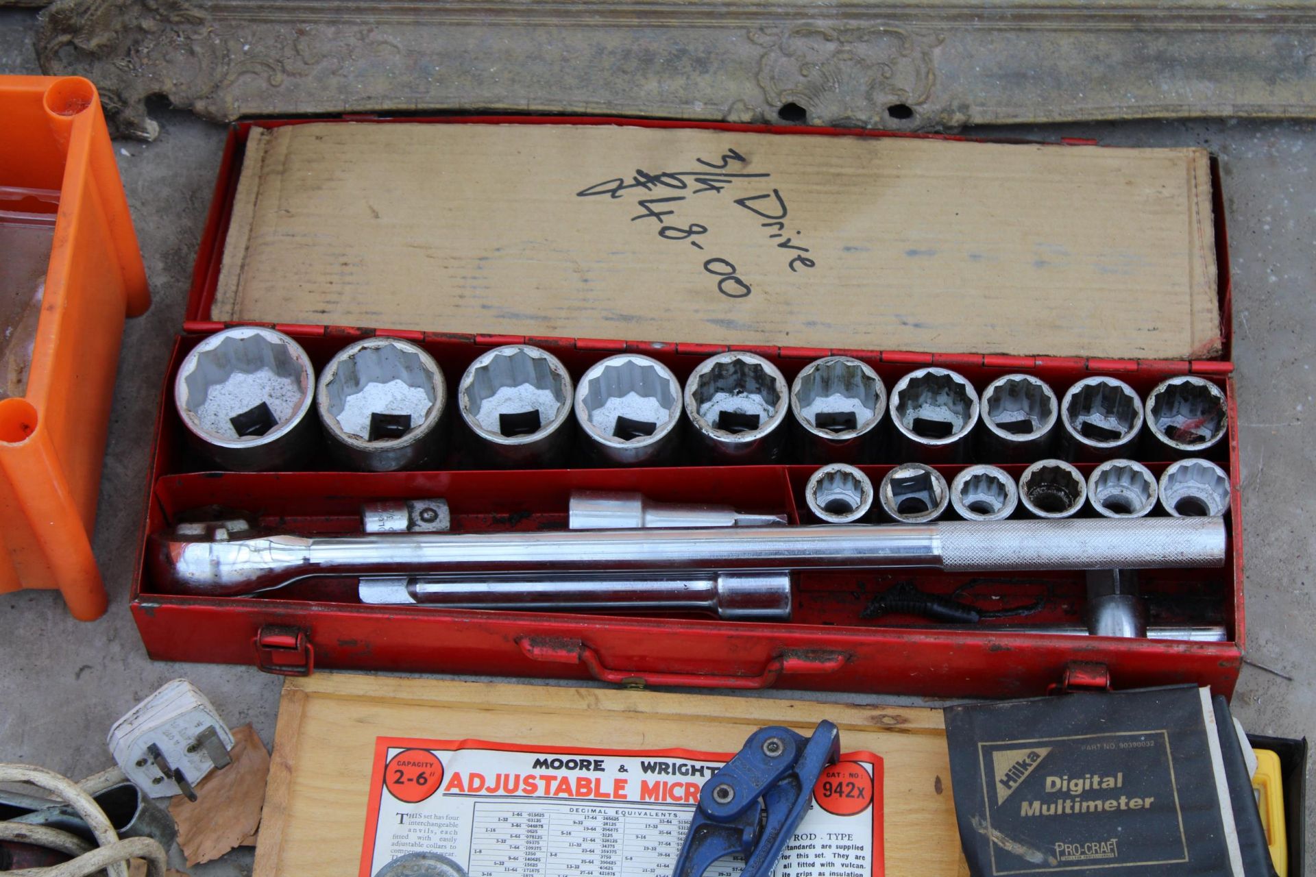 AN ASSORTMENT OF TOOLS TO INCLUDE WORK LIGHTS AND A SOCKET SET ETC - Image 3 of 6