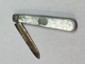 A HALLMARKED SHEFFIELD SILVER FRUIT KNIFE WITH MOTHER OF PEARL HANDLE