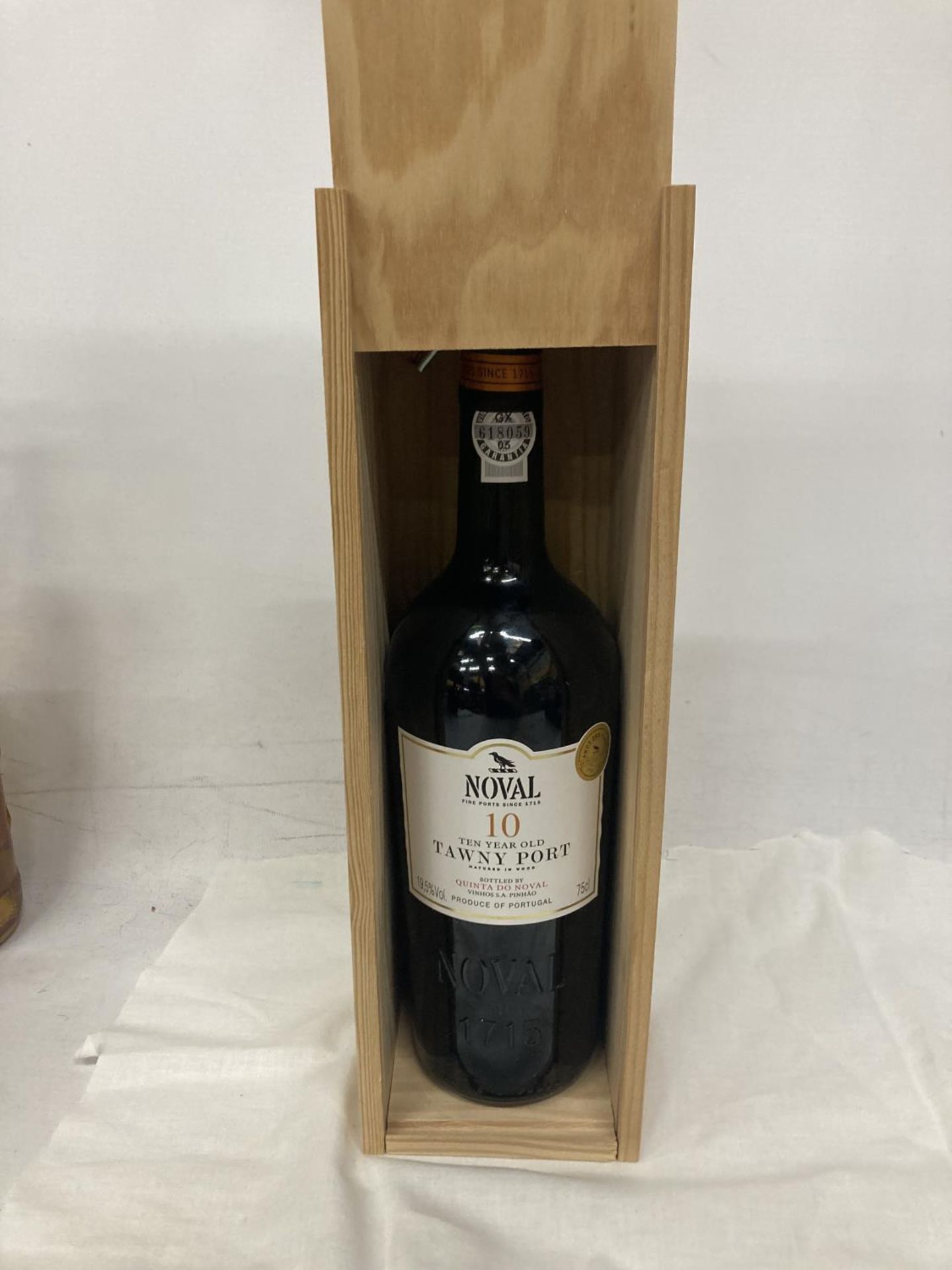 A 75CL BOTTLE OF NOVAL 10 YEAR OLD TAWNY PORT IN A WOODEN BOX - Image 4 of 4