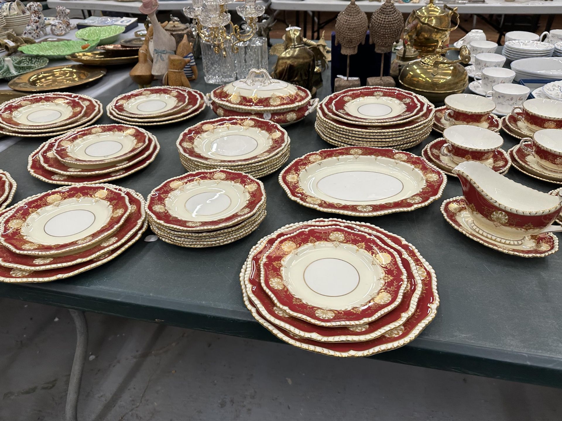 AN EIGHTY EIGHT PIECE ROYAL WORCESTER HATFIELD RED DINNER SERVICE GOLD SHELLS AND LEAVES WITH A - Image 3 of 10