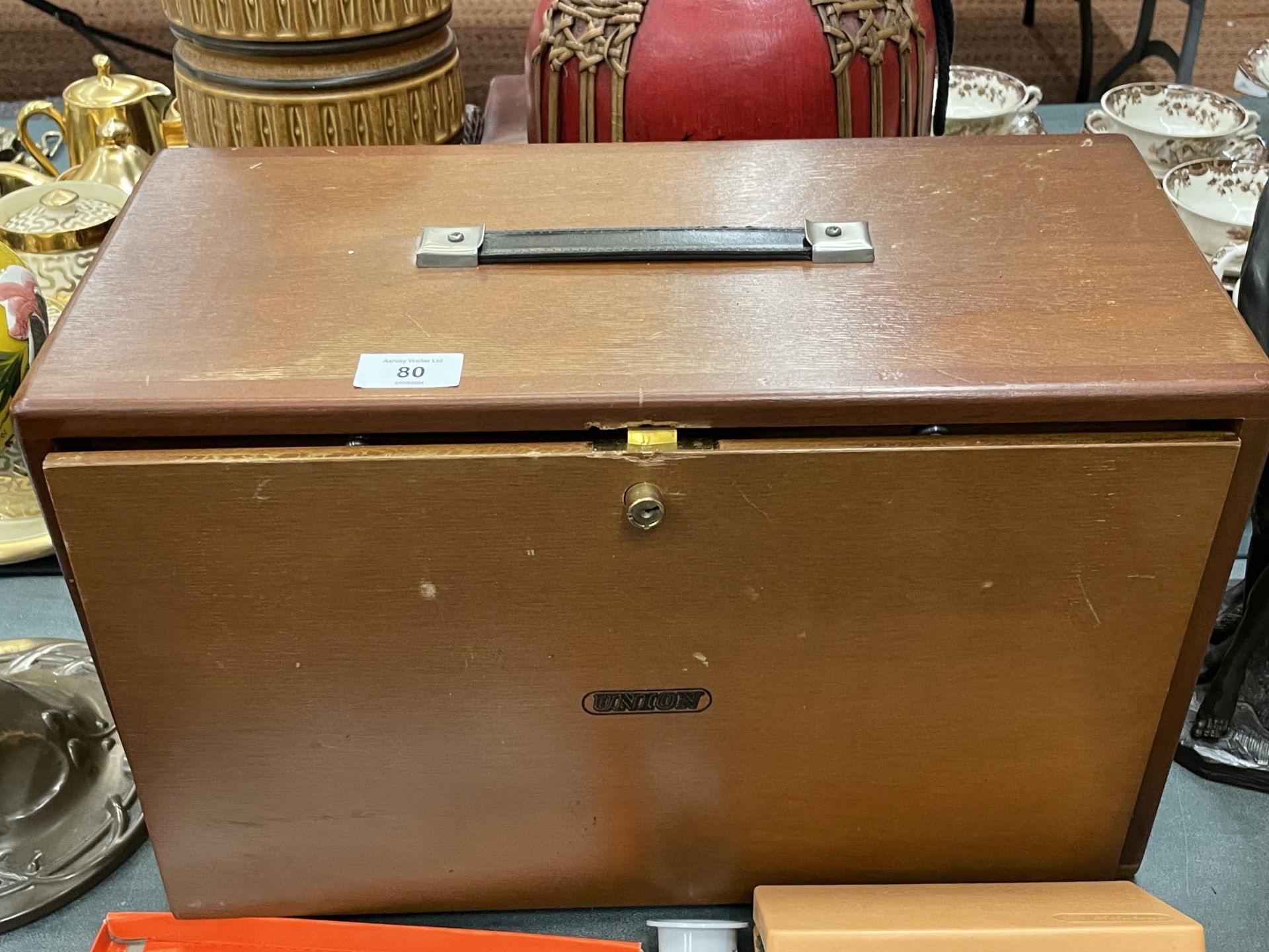 A UNION ENGINEERS CHEST WITH FIVE GRADUATED DRAWERS AND TOOLS TO INCLUDE GAUGES, CALIPERS, HAMMER - Image 5 of 6