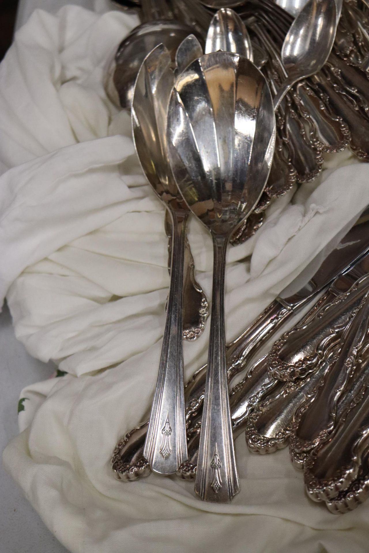 A QUANTITY OF FLATWARE, KNIVES, FORKS AND SPOONS - Image 4 of 9