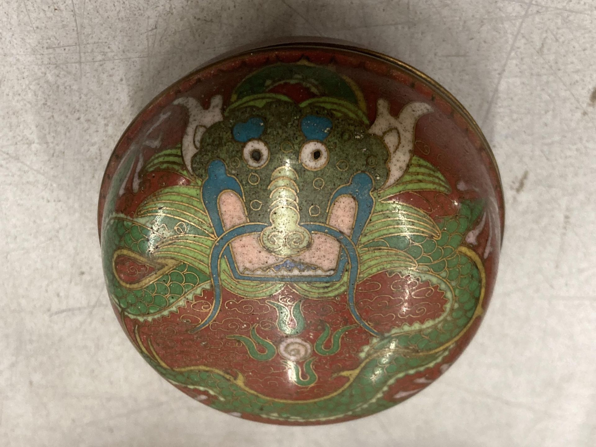 THREE CLOISONNE ITEMS WITH DRAGON DETAIL TO INCLUDE TWO PIN TRAYS AND A TRINKET BOX - Image 4 of 4