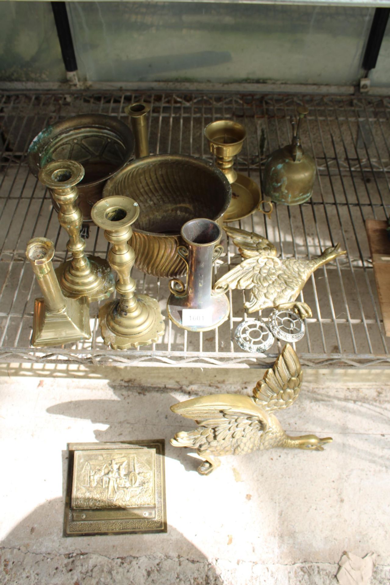 AN ASSORTMENT OF BRASS WARE TO INCLUDE CANDLESTICKS, PLANTERS AND DUCK WALL PLAQUES ETC
