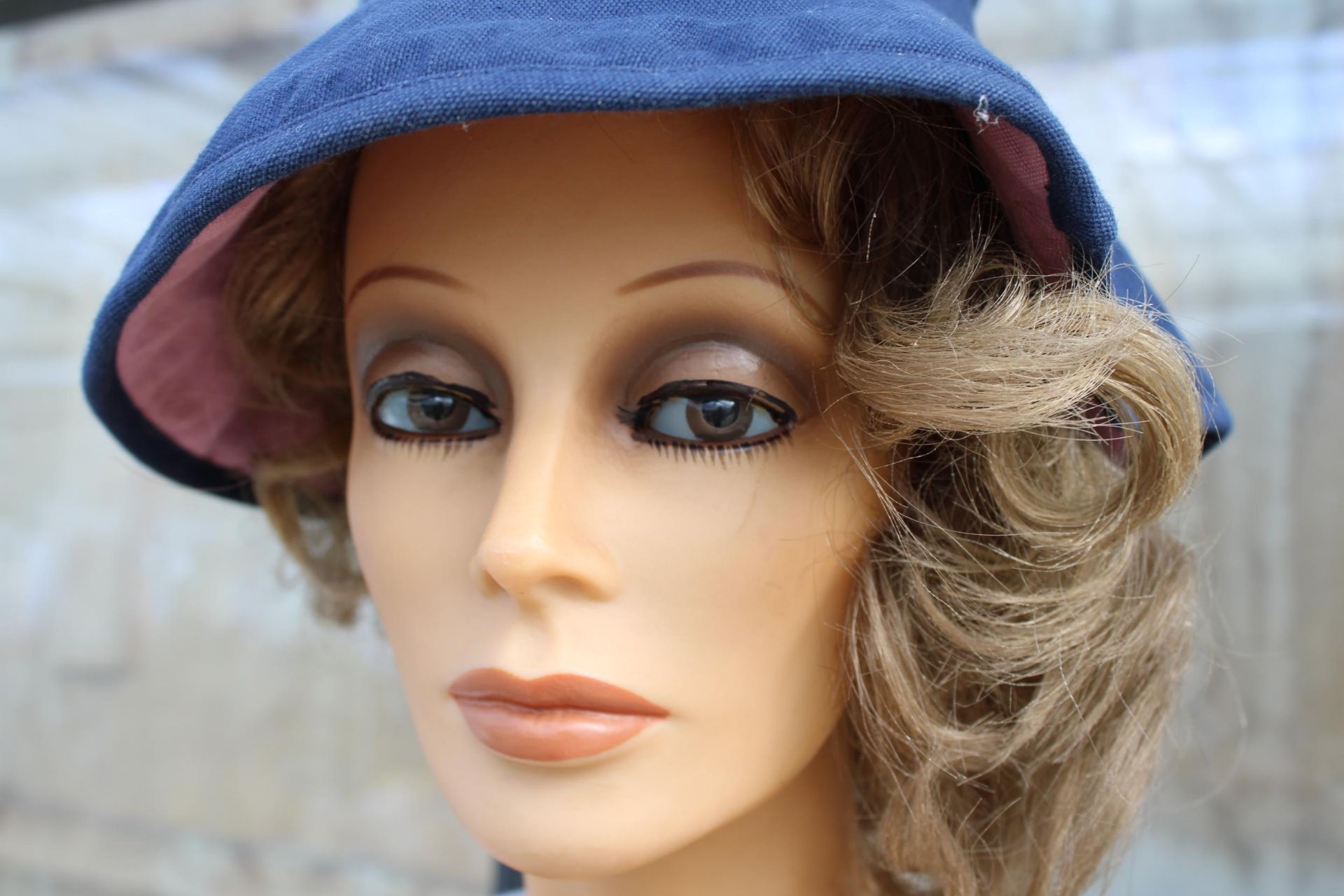 A FEMALE SHOP DISPLAY MANNEQUIN WITH STAND AND CLOTHING - Bild 5 aus 7