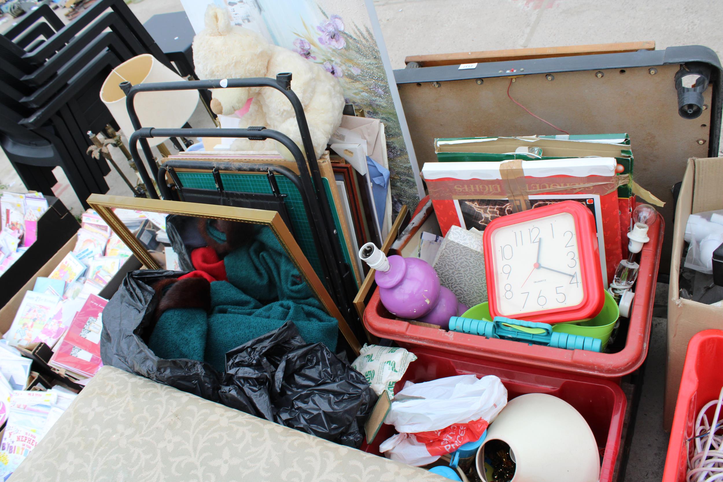 AN ASSORTMENT OF HOUSEHOLD CLEARANCE ITEMS - Image 2 of 3