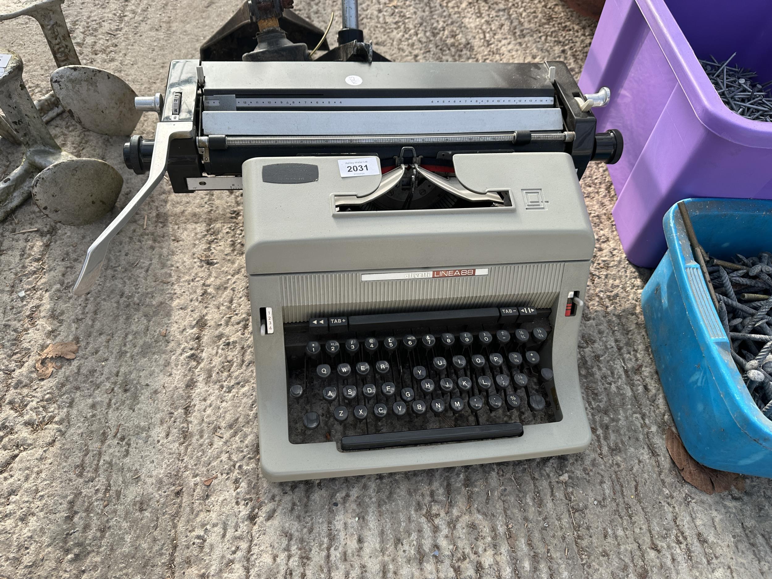 A RETRO OLIVETTI LINEA88 TYPEWRITER