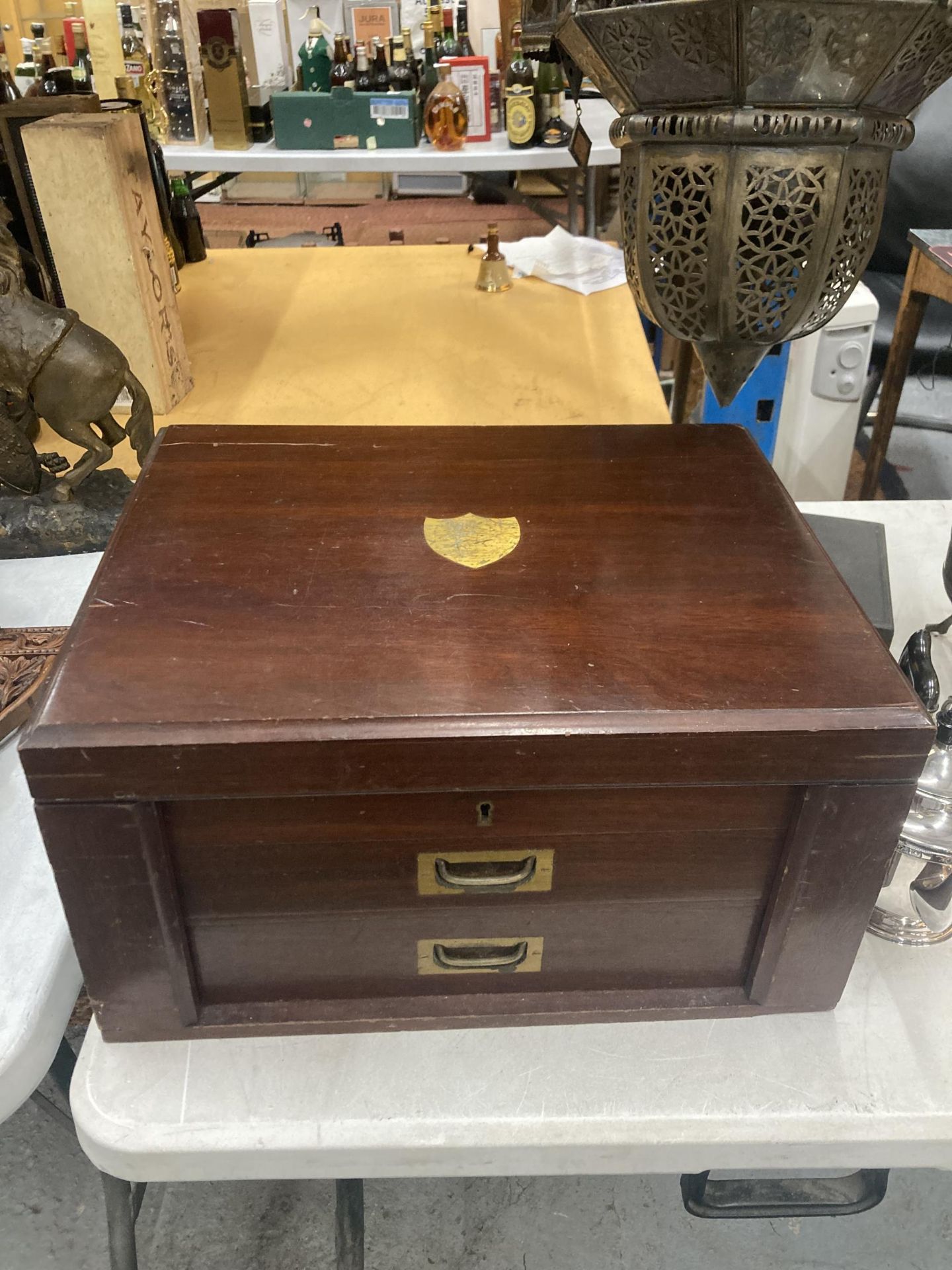 A FITZALL MAHOGANY CUTLERY BOX WITH LIFT UP LID AND TWO DRAWERS CONTAINING CUTLERY BUT NOT COMPLETE - Image 4 of 4