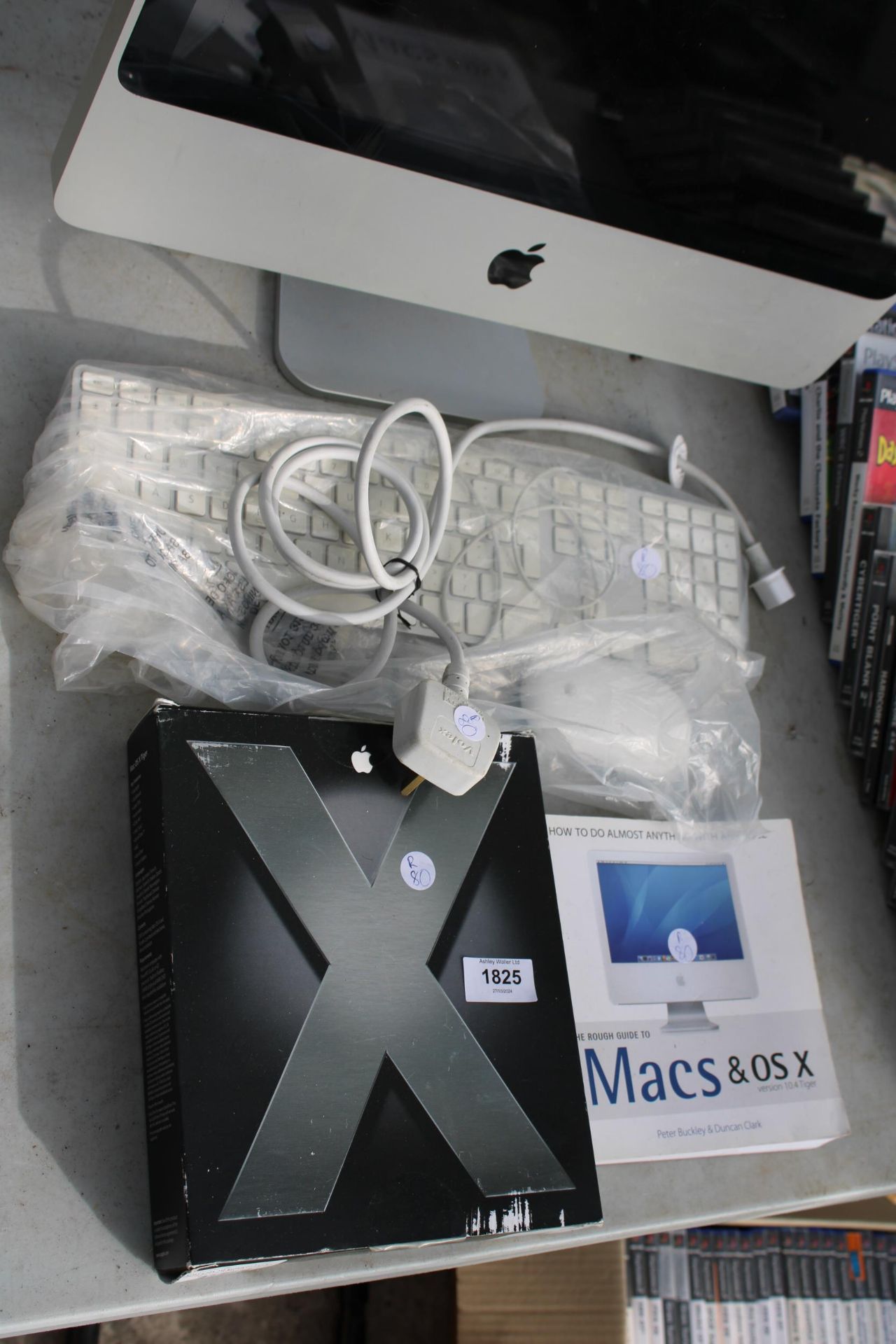AN APPLE MAC COMPUTER, KEYBOARD, MOUSE AND MANUAL - Image 2 of 3