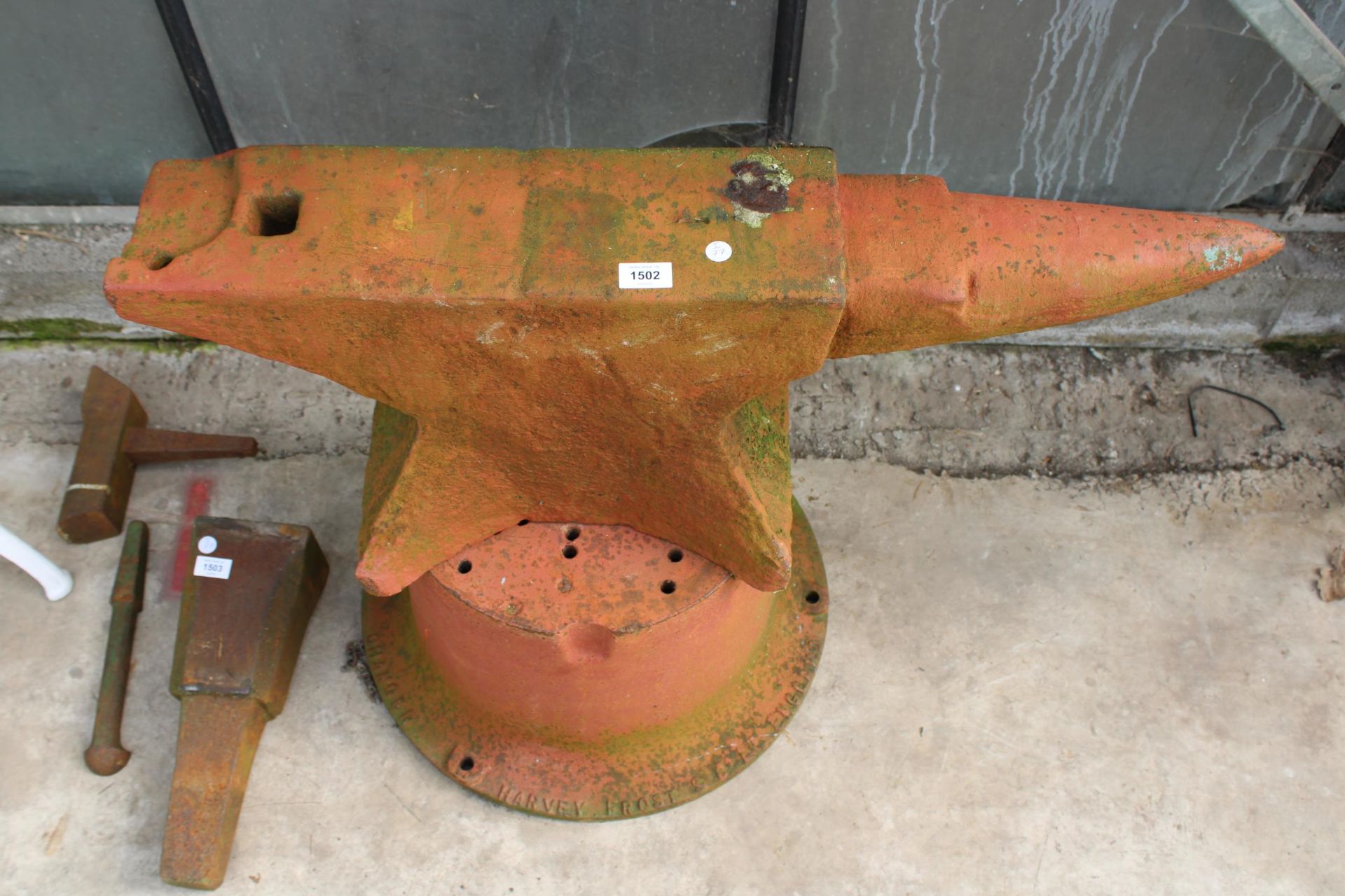 A LARGE HEAVY DUTY BLACKSMITHS ANVIL WITH CIRCULAR BASE (H:66CM L:89CM) - Image 2 of 7
