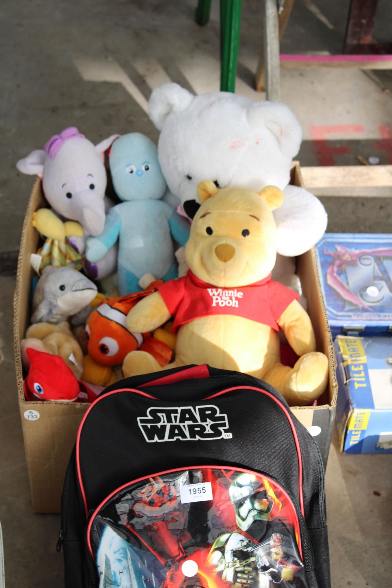 AN ASSORTMENT OF ITEMS TO INCLUDE A STAR WARS BACKPACK AND CUDDLY TOYS ETC - Image 2 of 4